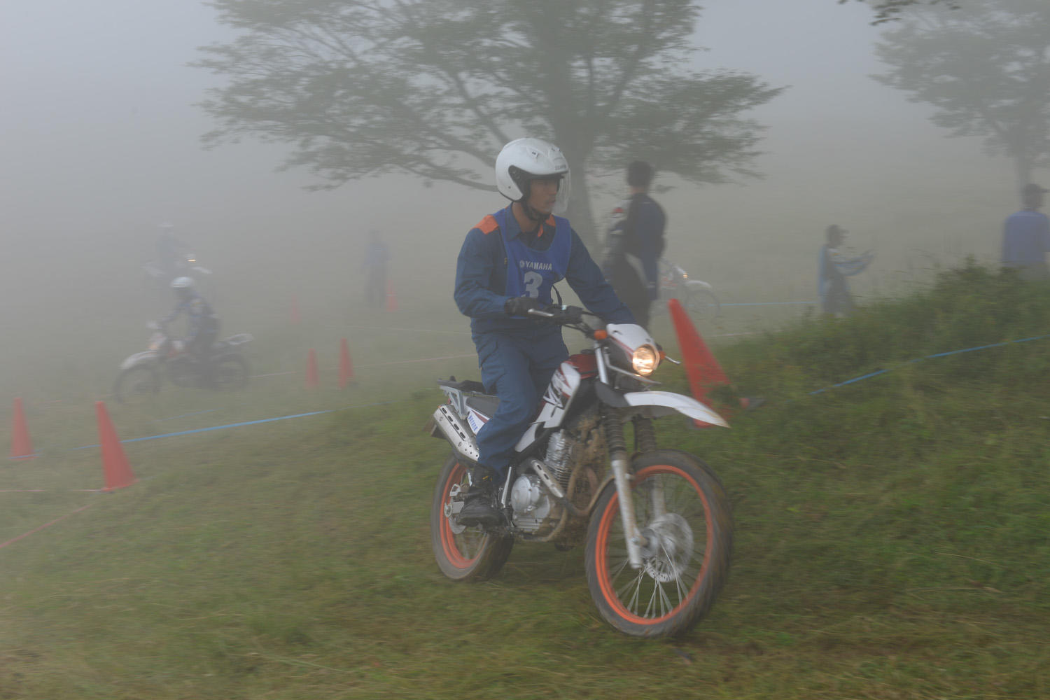 元全日本選手権モトクロスレディースライダーでインストラクターの伊集院忍先生もきっちりとした技術を身につけてもらうために、いつも以上に熱心な指導で