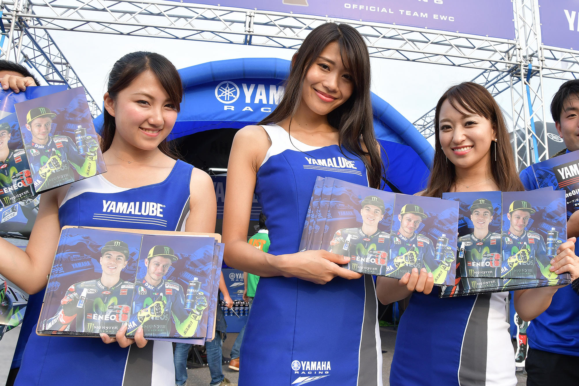 ヤマハ純正オイルの世界統一ブランド「YAMALUBE」のアンバサダーを務めるMovistar Yamaha MotoGPのV・ロッシ選手とM・ビニャーレス選手のポスターの配布