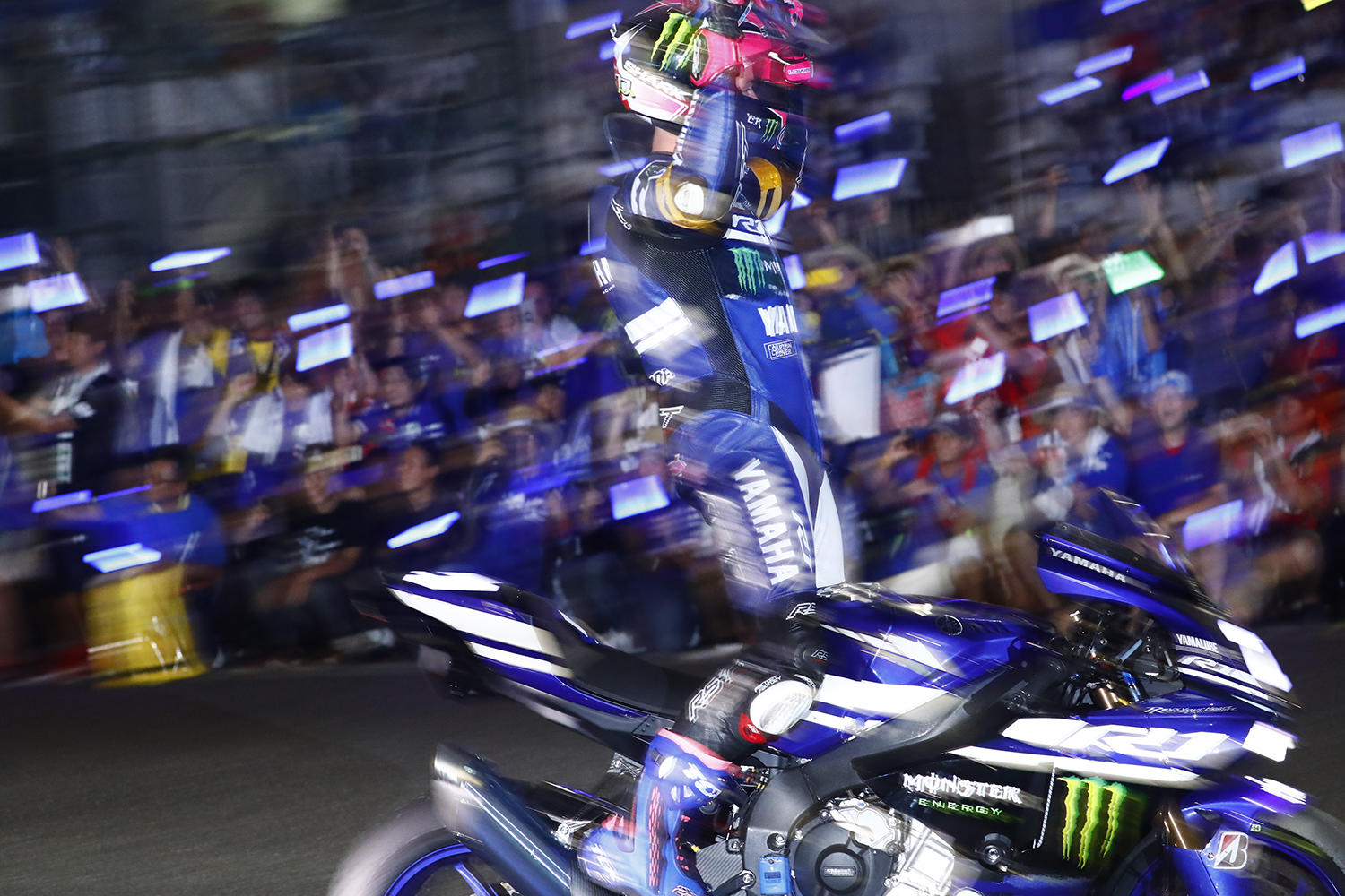 そして沈着冷静に周回を重ねた「YAMAHA FACTORY RACING TEAM」は、ファンのみなさんの大きなサポートもあって、ヤマハ初となる鈴鹿8耐3連覇することができました！