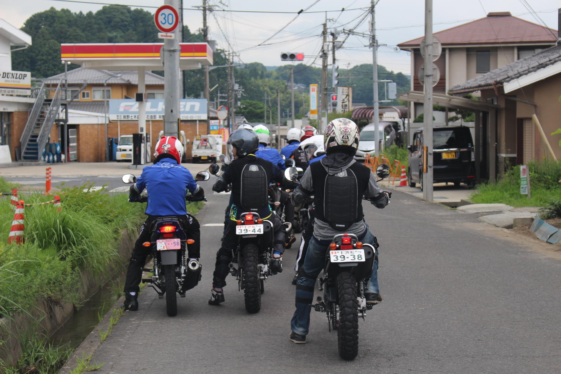 信号で止まる