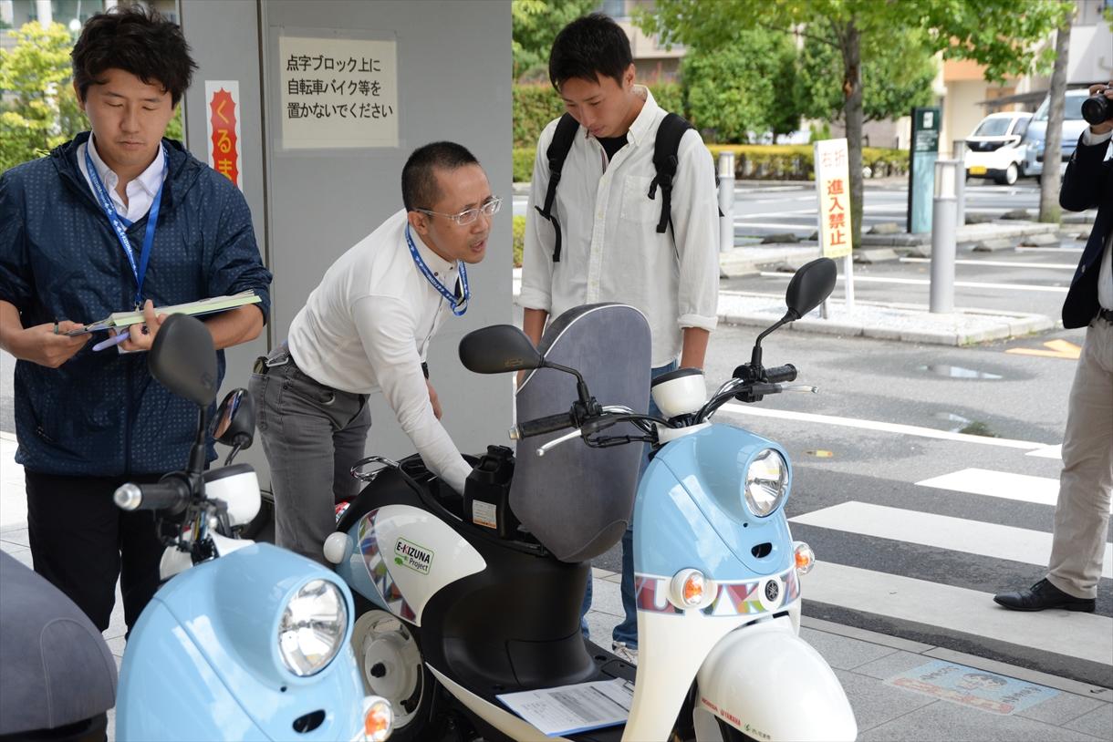 その後、外に場所を移し、実車を前にして「E-Vino」の操作方法などを実演しました。