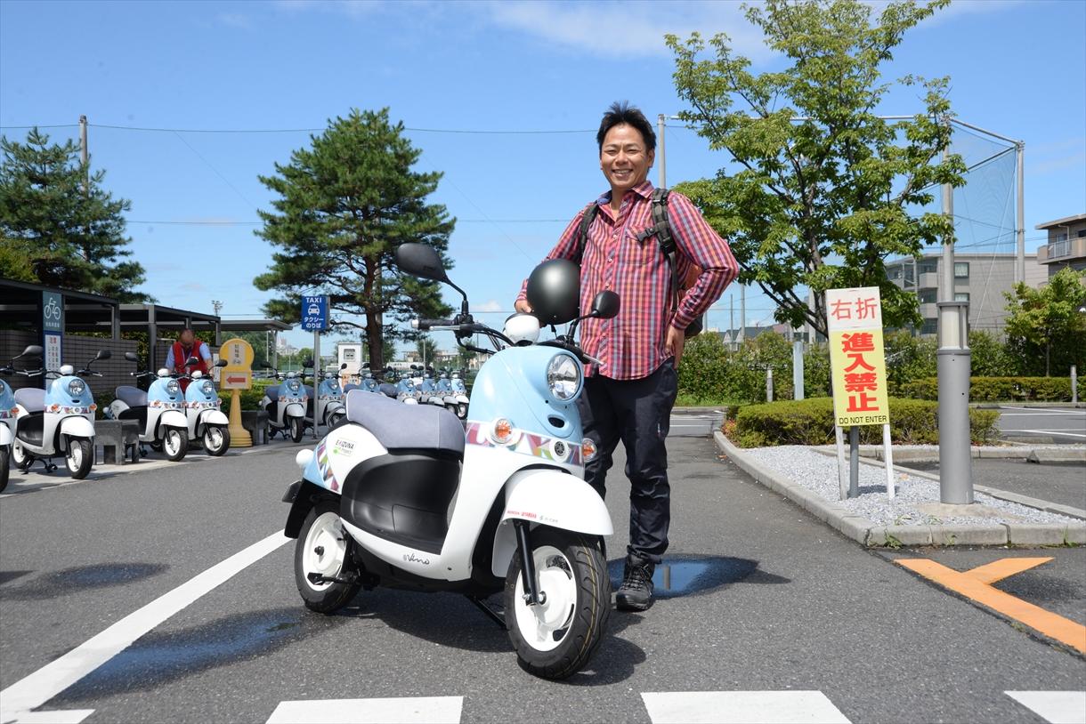 「自分は駅から15分間のところに住んでいるのですが、通勤用に原付バイクの購入を検討していたところ、このモニターを聞きつけました。初期費用を安く抑えられそうだしいいなっと思い、軽い気持ちで応募しました。『E-Vino』は予想以上にスムーズな乗り心地で、通勤時に快適な相棒となってくれそうです。仕事帰りの駅での買い物や、近所への寄り道で活用したいと思います。無茶をして電池切れにならないように気をつけたいです」<br />
