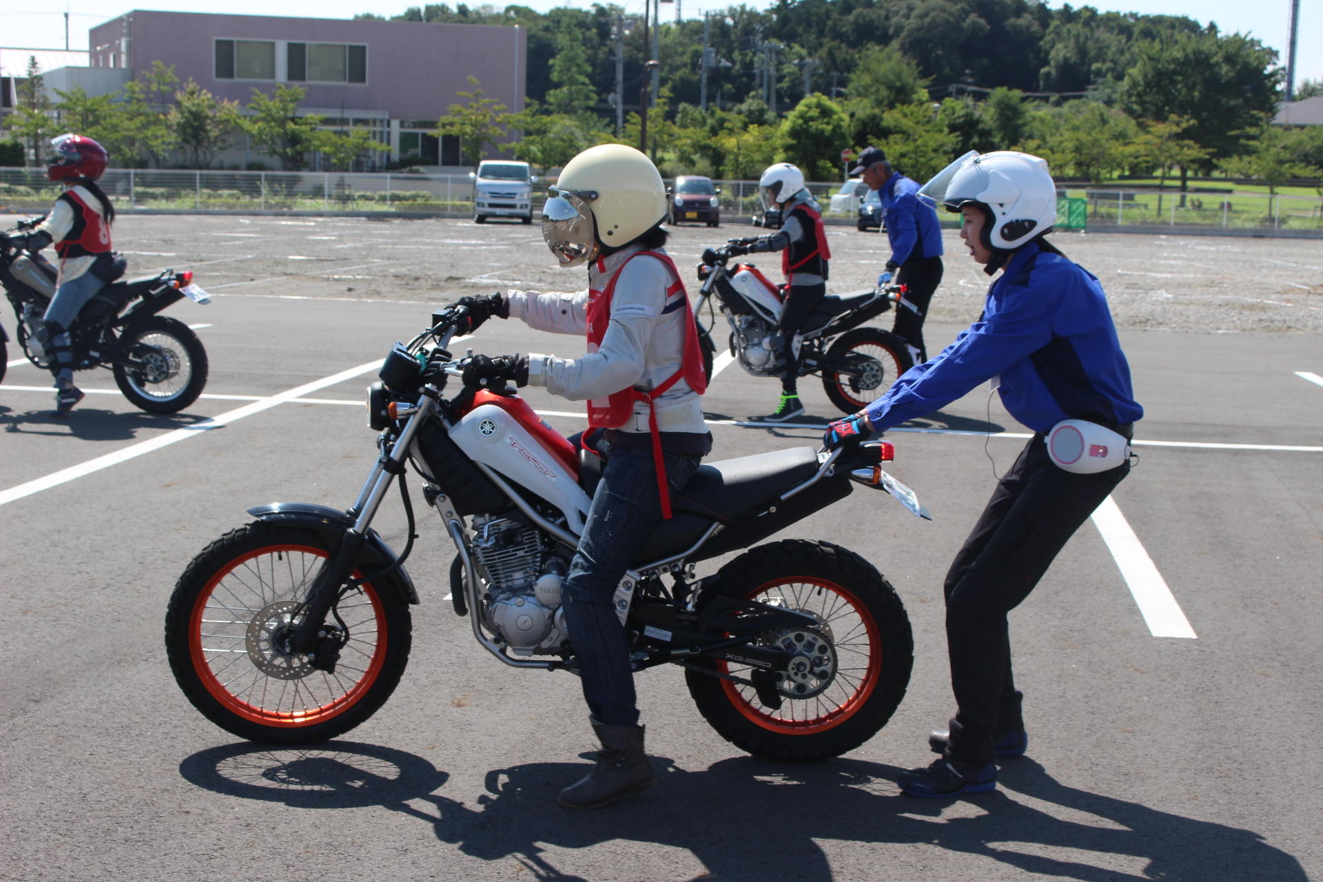 教習ではコース内でみっちり練習ができても、実際公道を走る機会がないため、大人のバイクレッスンで「公道デビュー」するという方も多くいらっしゃるんです◎