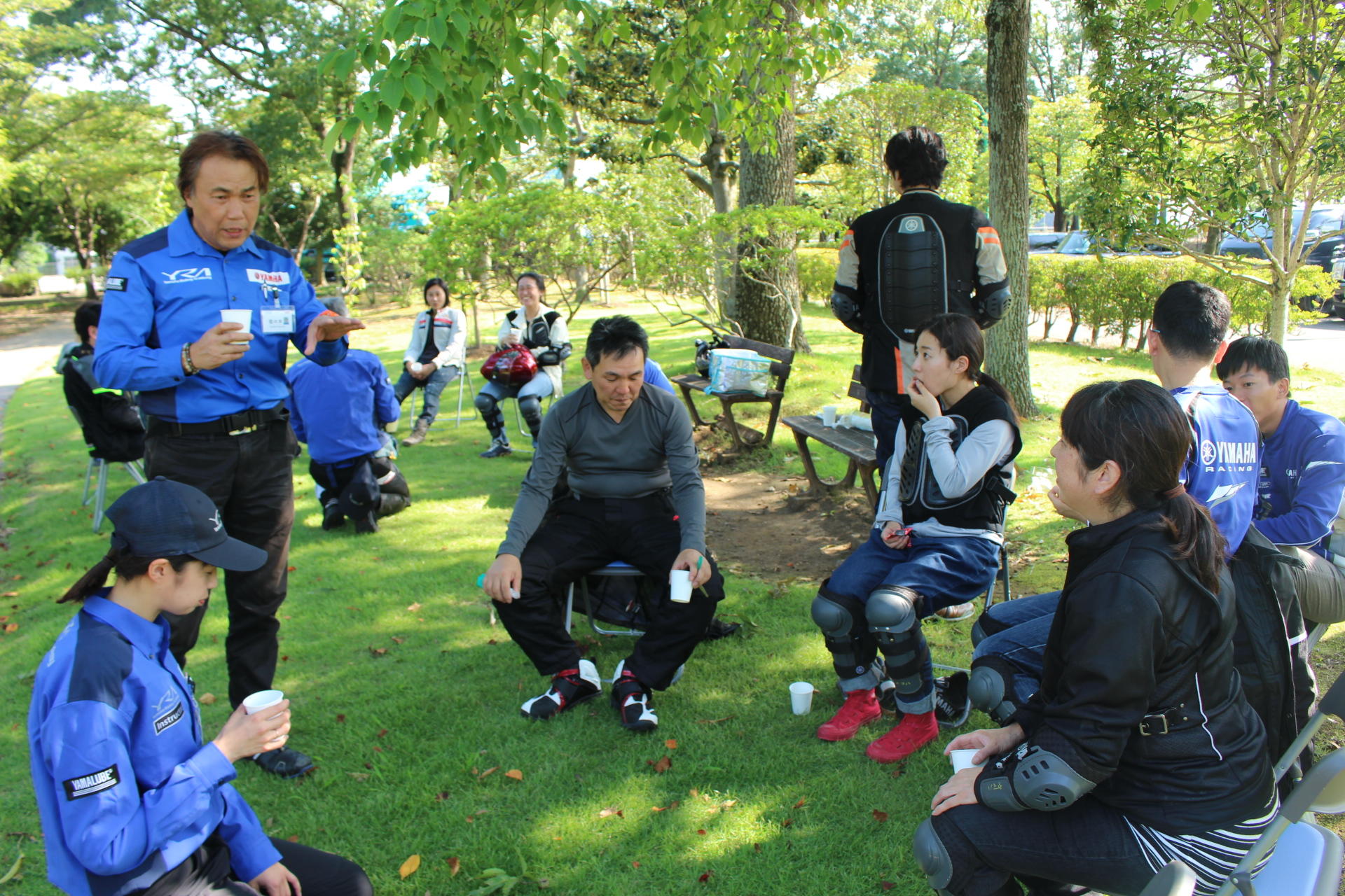 目的地に着くと、緑の中でまったりお茶タイム。