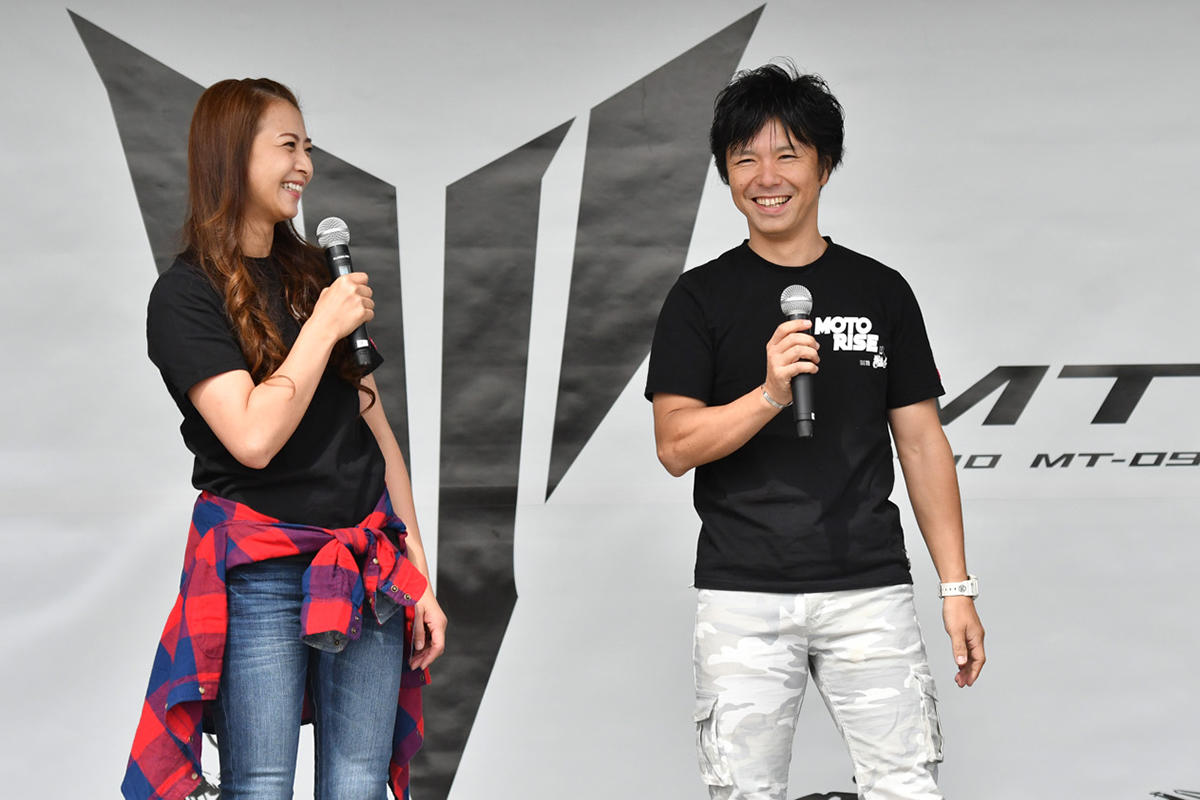 『大人のバイク時間 MOTORISE』で進行を務める元Moto GPライダー中野真矢さん（右）とモデルでライダーの古澤 恵さんも加わって会場を沸かせてくださいました