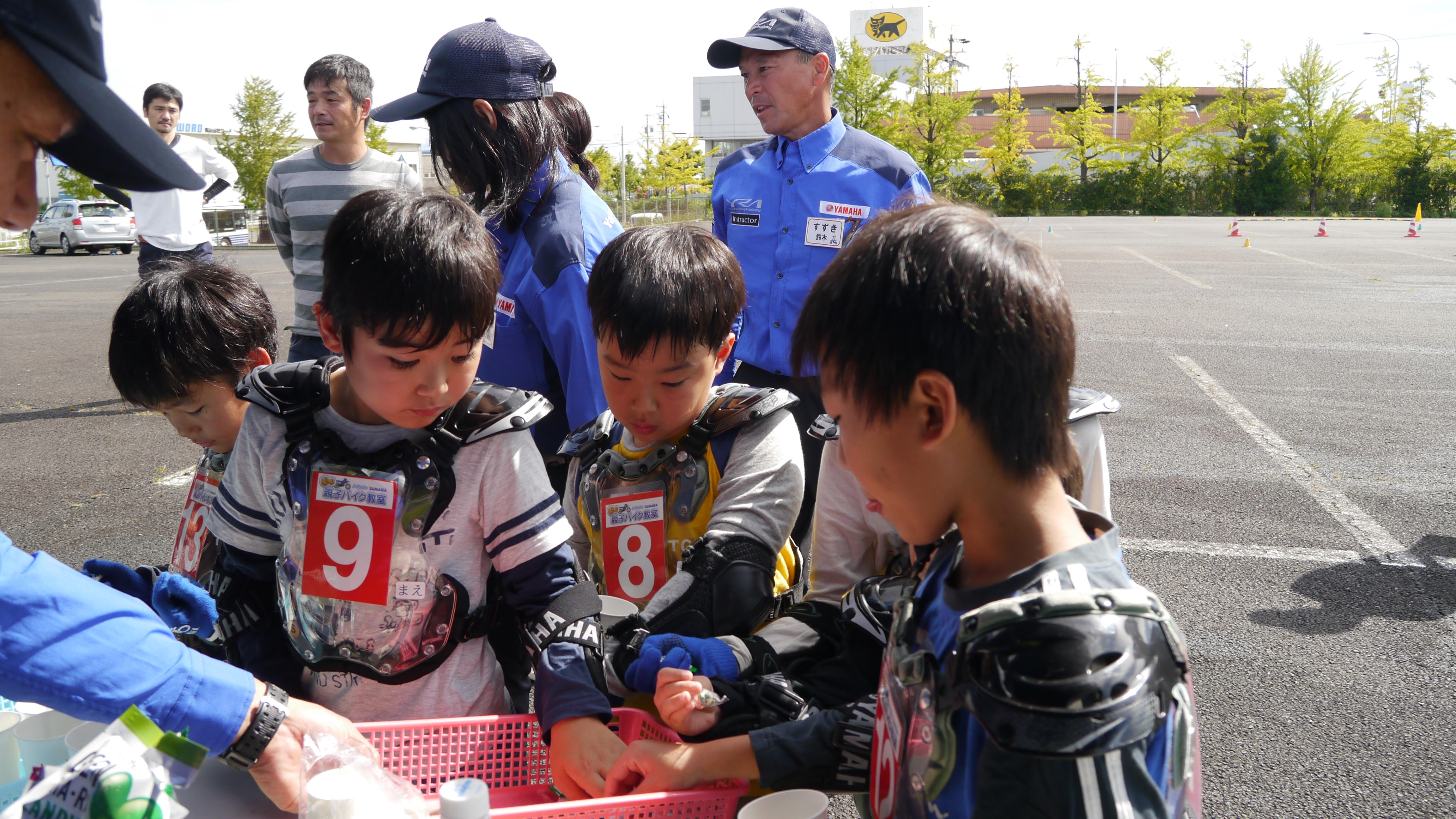 「のどかわいたー！！」夢中でバイクで走った後は水分補給！