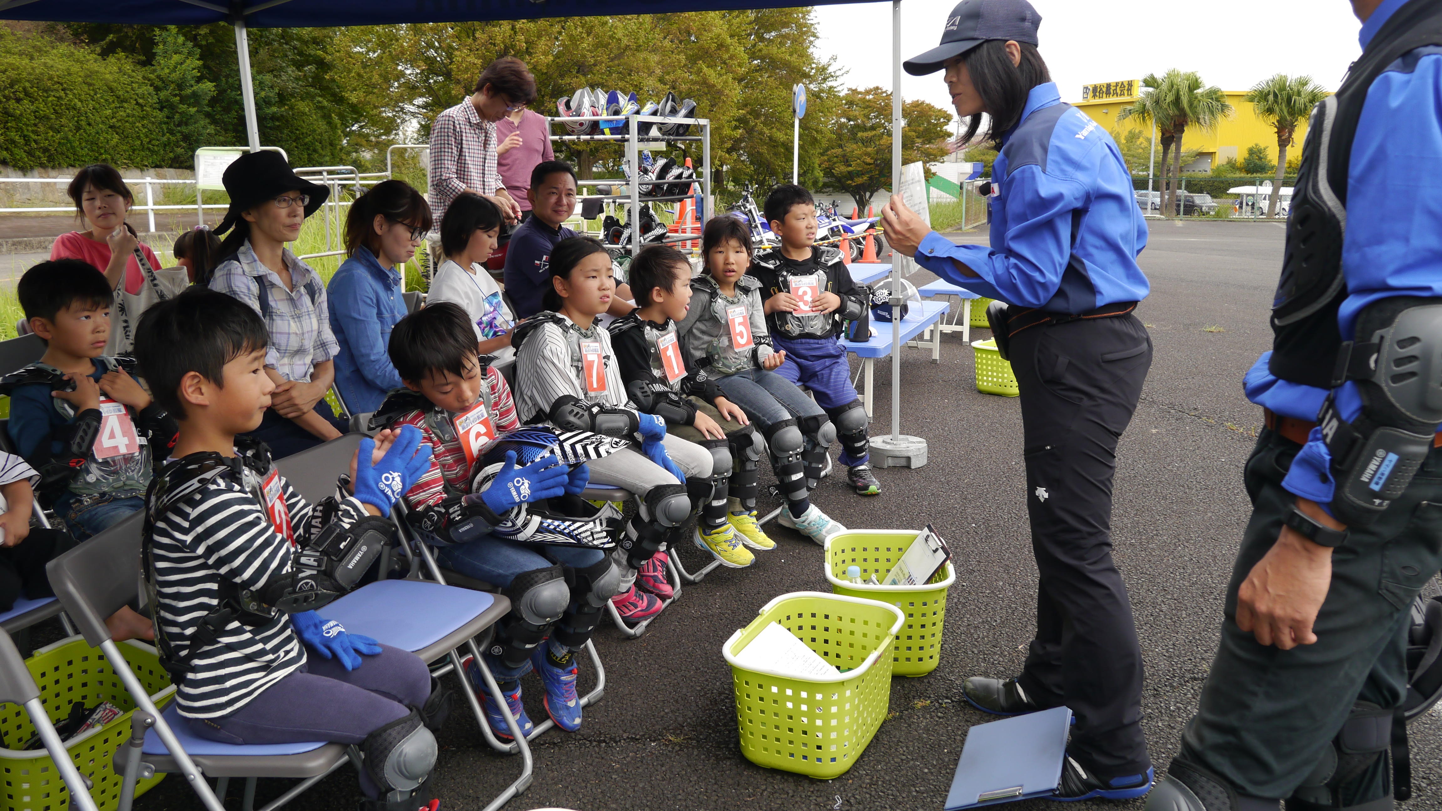 こちらは休憩時に実施している交通安全紙芝居。「普段の生活でも交通ルールを守って安全に暮らしてほしい」という思いから実施しています。