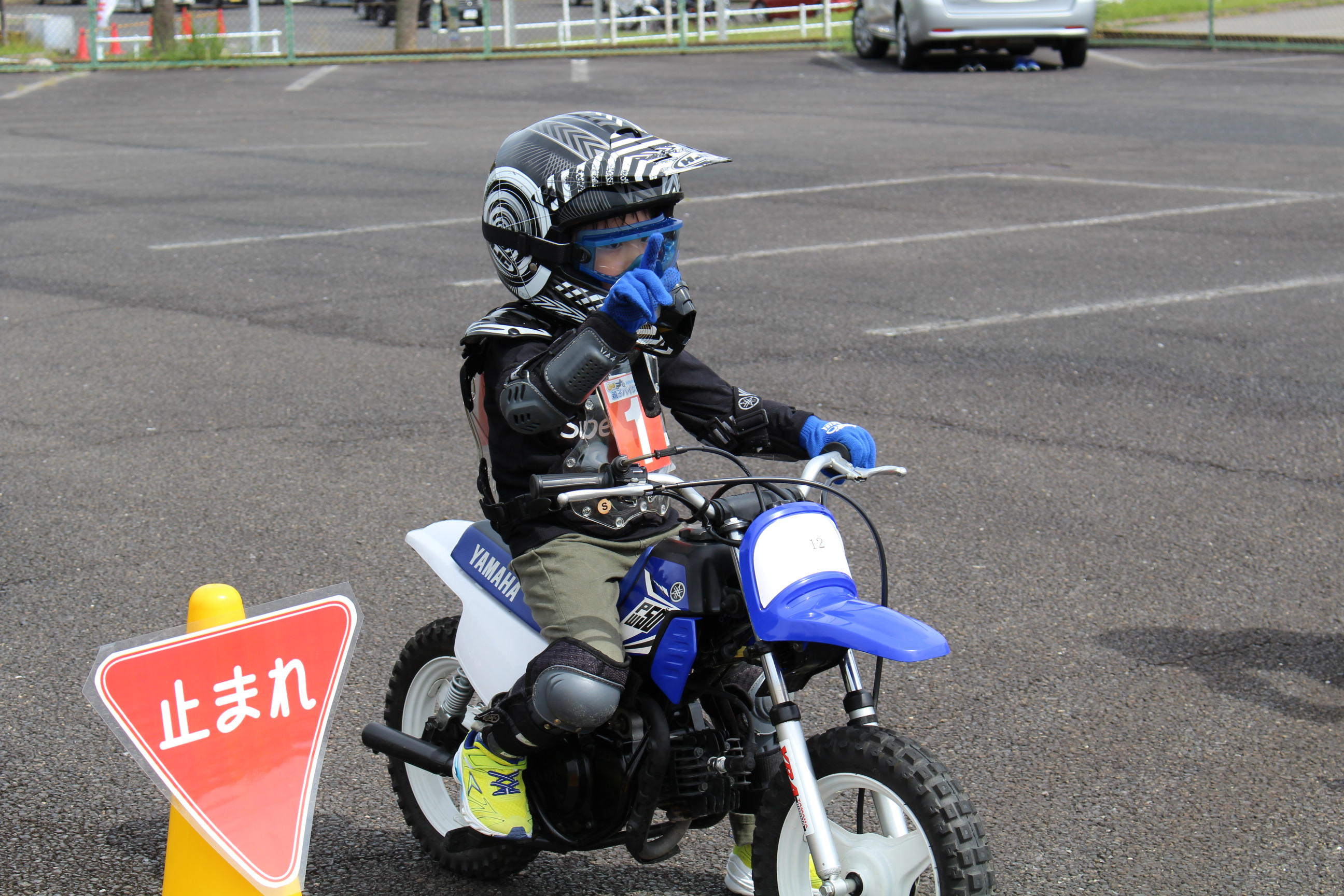 今回はミニ道路を想定して、「止まれ」の標識もつけてみました