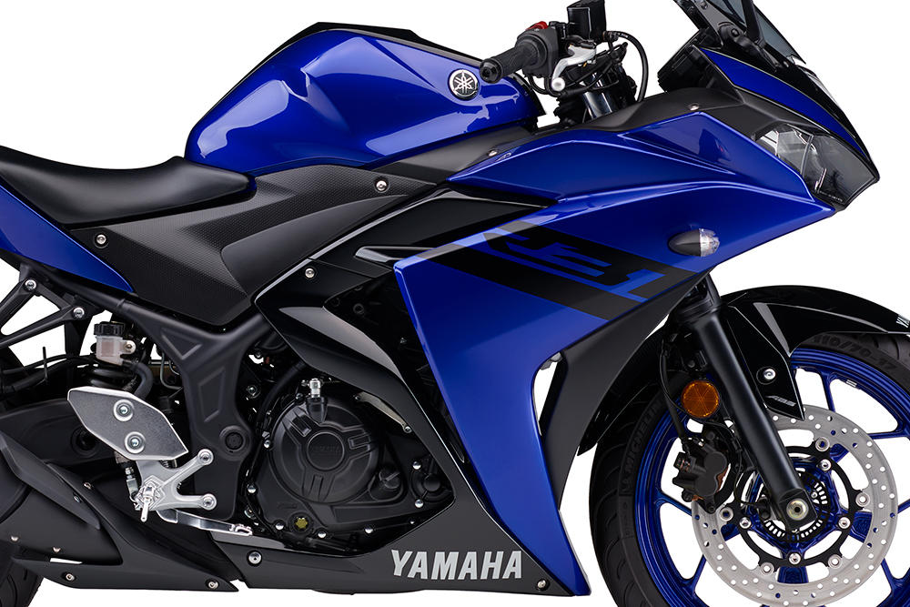 ↑ディープパープリッシュブルーメタリックC(ブルー)は、スーパースポーツカテゴリーの最高峰モデル／YZF-R1とカラーリングイメージを統一。