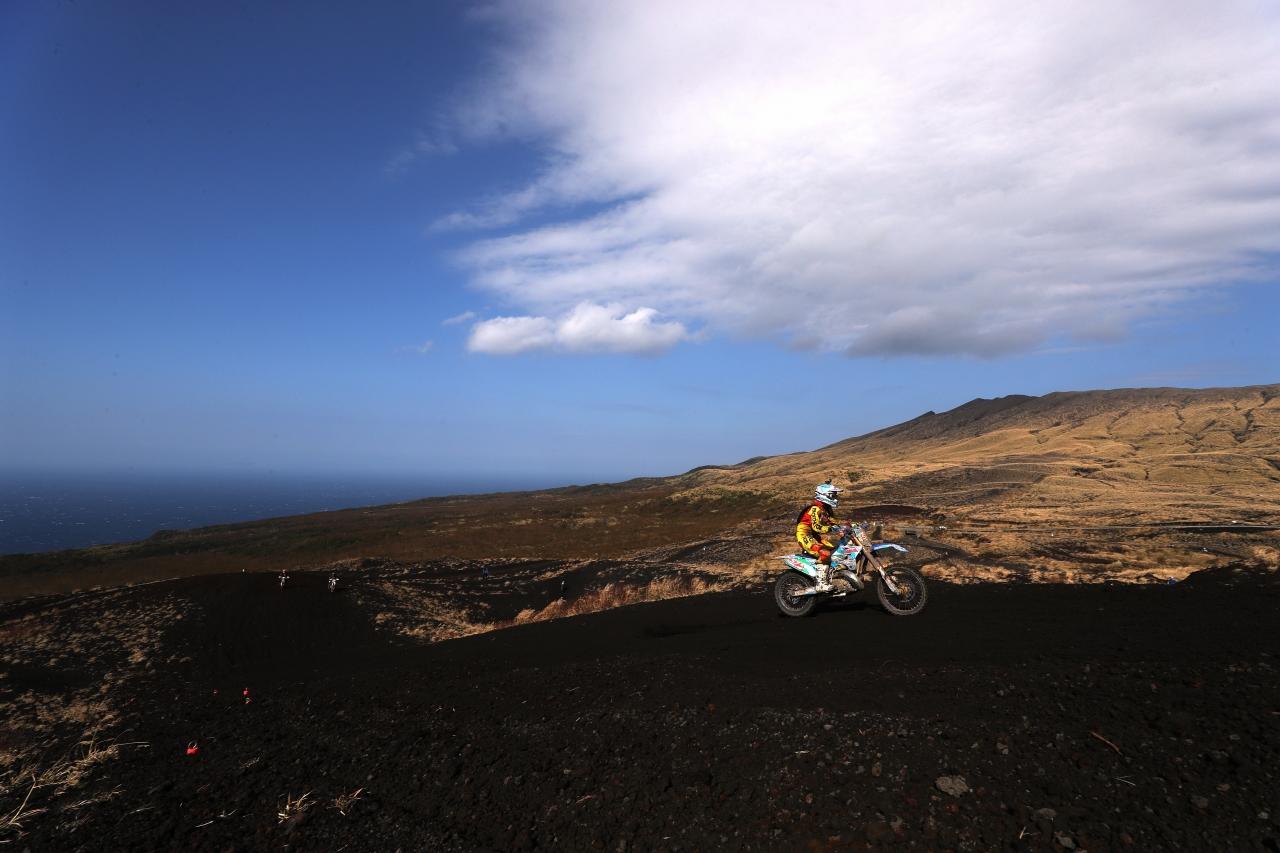 火山の地形をそのままに大自然の中を疾走する日本唯一のレース「WERIDE三宅島エンデューロレース」が、11/11-12に開催されました。