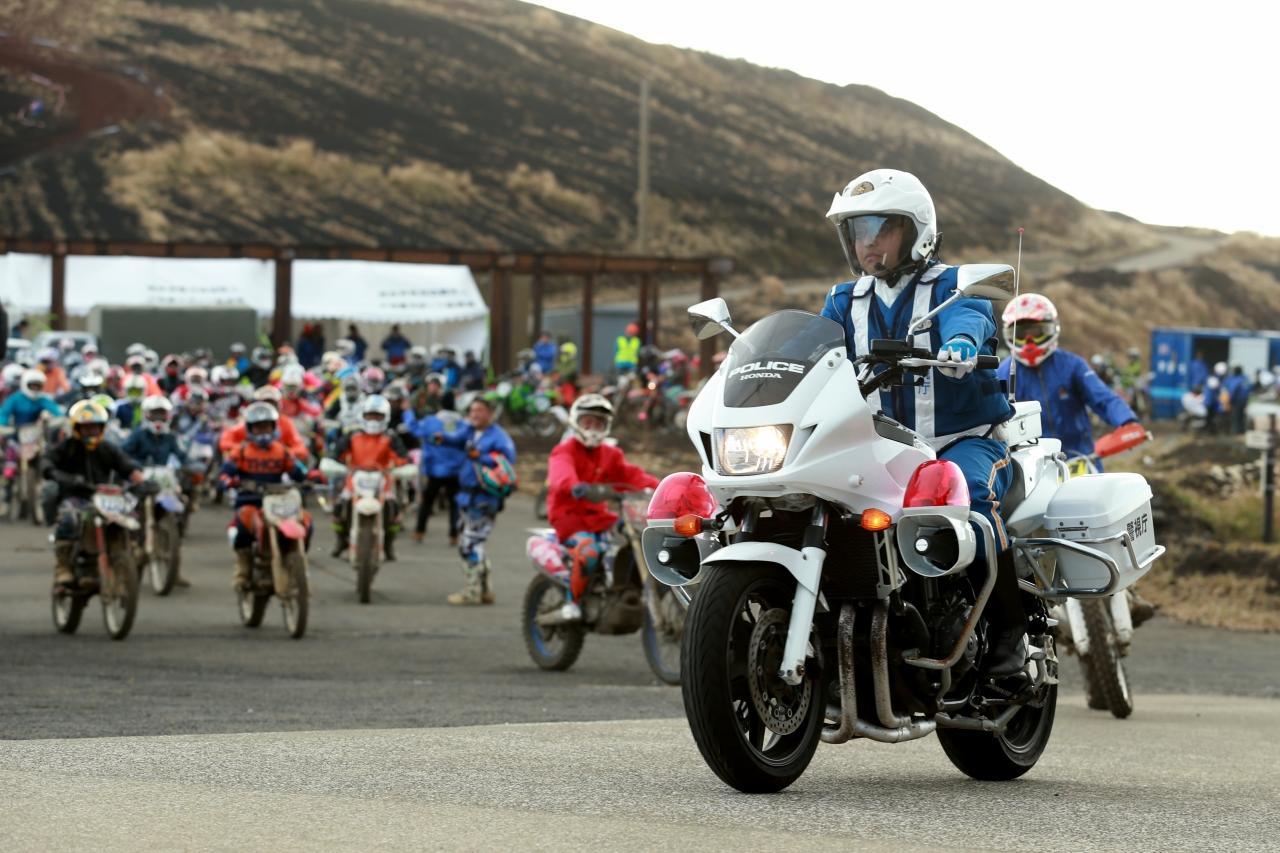 それぞれ宿で休憩や仮眠をとった後、バスに乗ってバイクを受け取りにパドックへ。