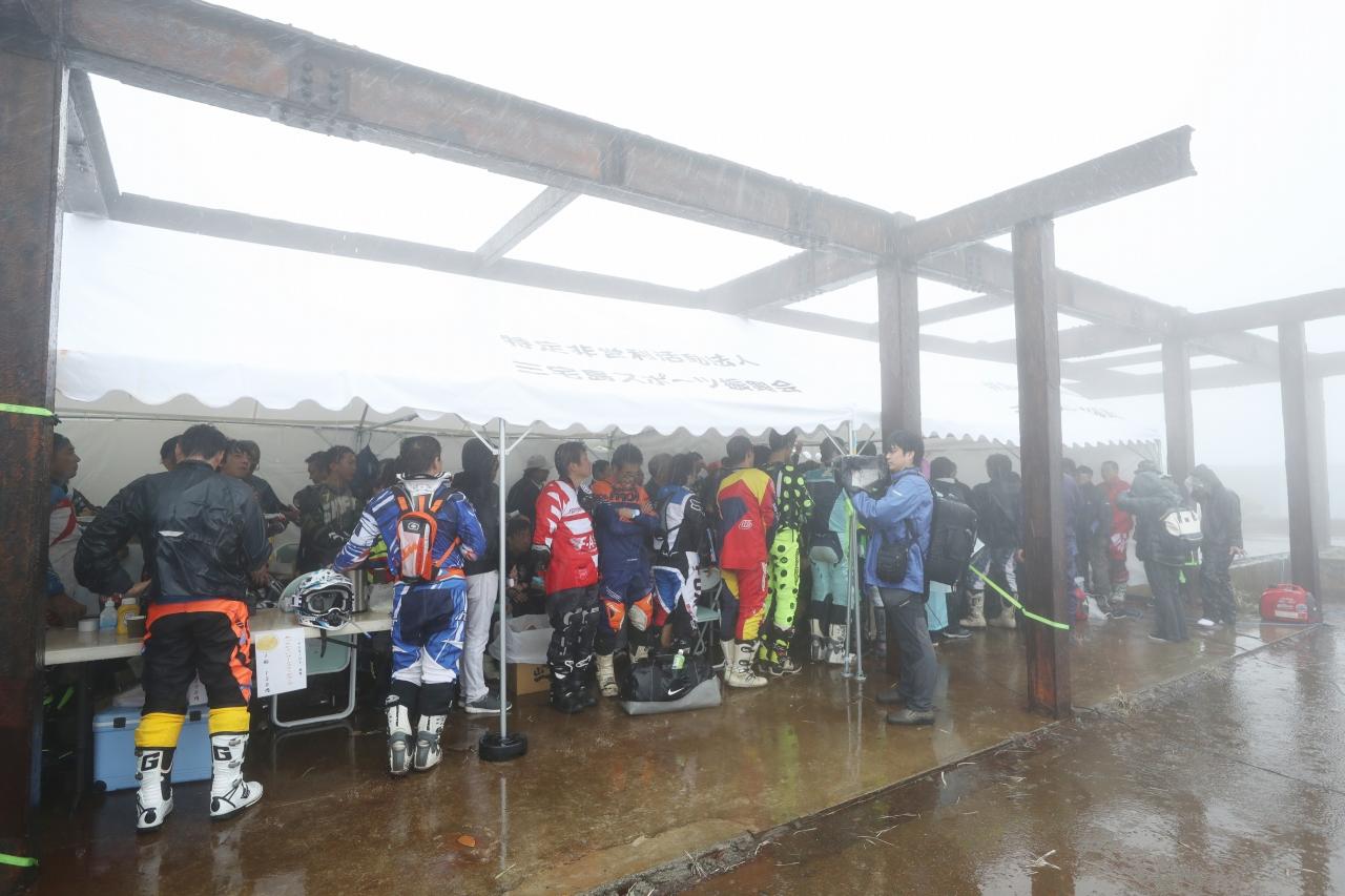 乗船中から強風が吹き荒れた三宅島周辺ですが、レース開催時刻あたりの雨雲レーダーに怪しい影。