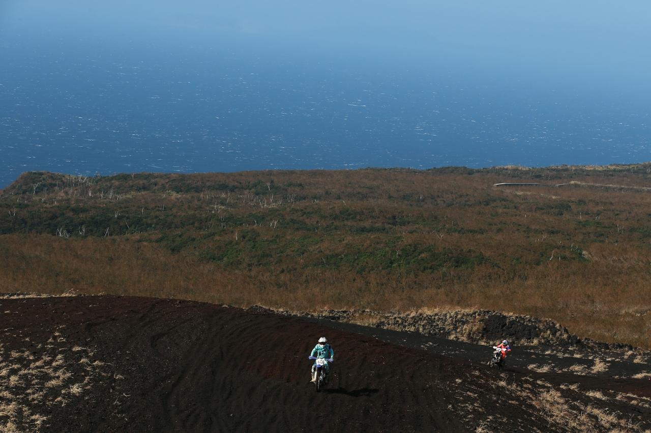 溶岩とウッズのセクションから戻ってくると目の前に広がる太平洋、雄山を背にして七島展望台に向かいます。