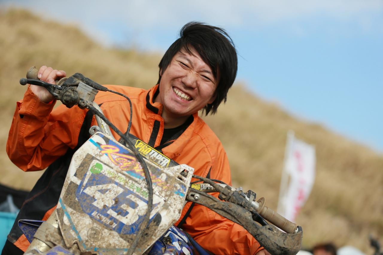 2回目の出場、笑顔がとってもステキな＃43小泉博之さん（YZ125）「火山岩やサンドがあって難しいけど、景色がよくて気持ちいいコースでとても楽しめました。