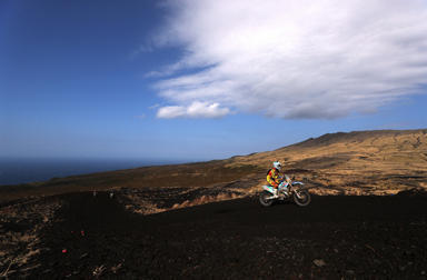 雄大な景色に包まれ、相棒を駆るという至福の時を。「WERIDE三宅島エンデューロレース」