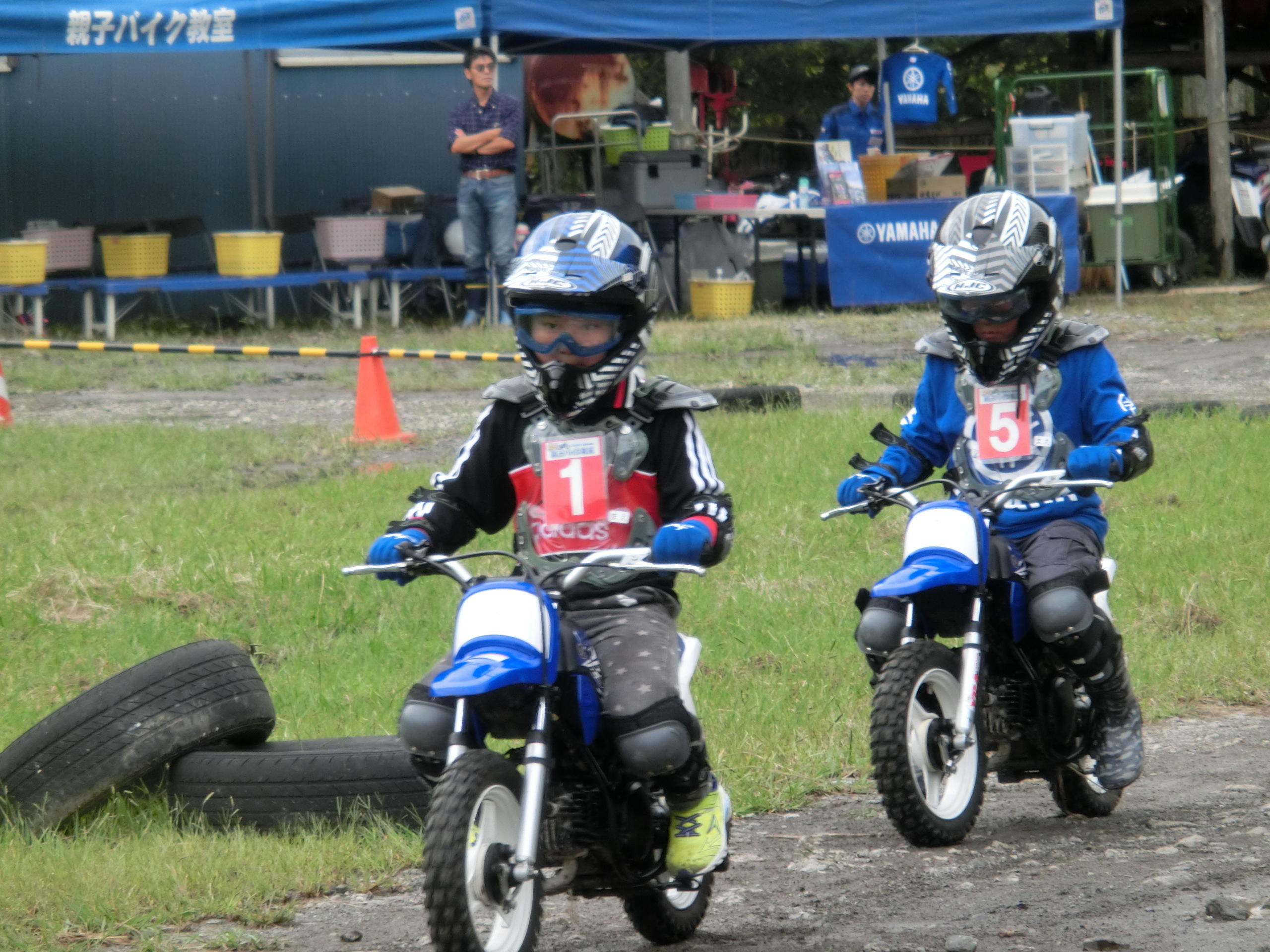 小学生かな？あんなに小さい身体でどうしてバイクを乗りこなせるんだろう？？