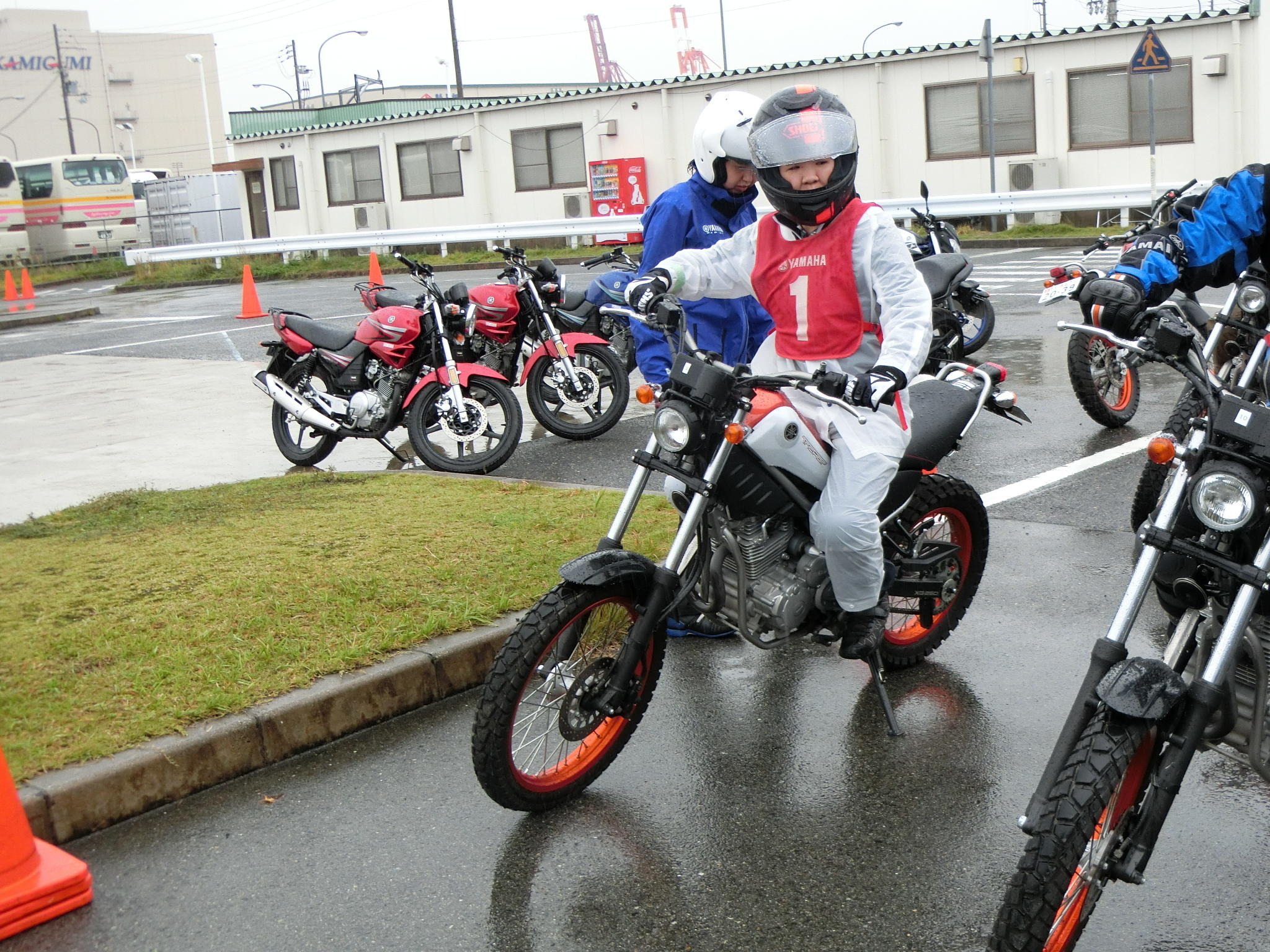 バイクを倒してカーブを曲がる練習がしたい。信号待ちの時の停止の仕方を基本から学びたい。普段自分のバイクに乗っていると動作がぎくしゃくする