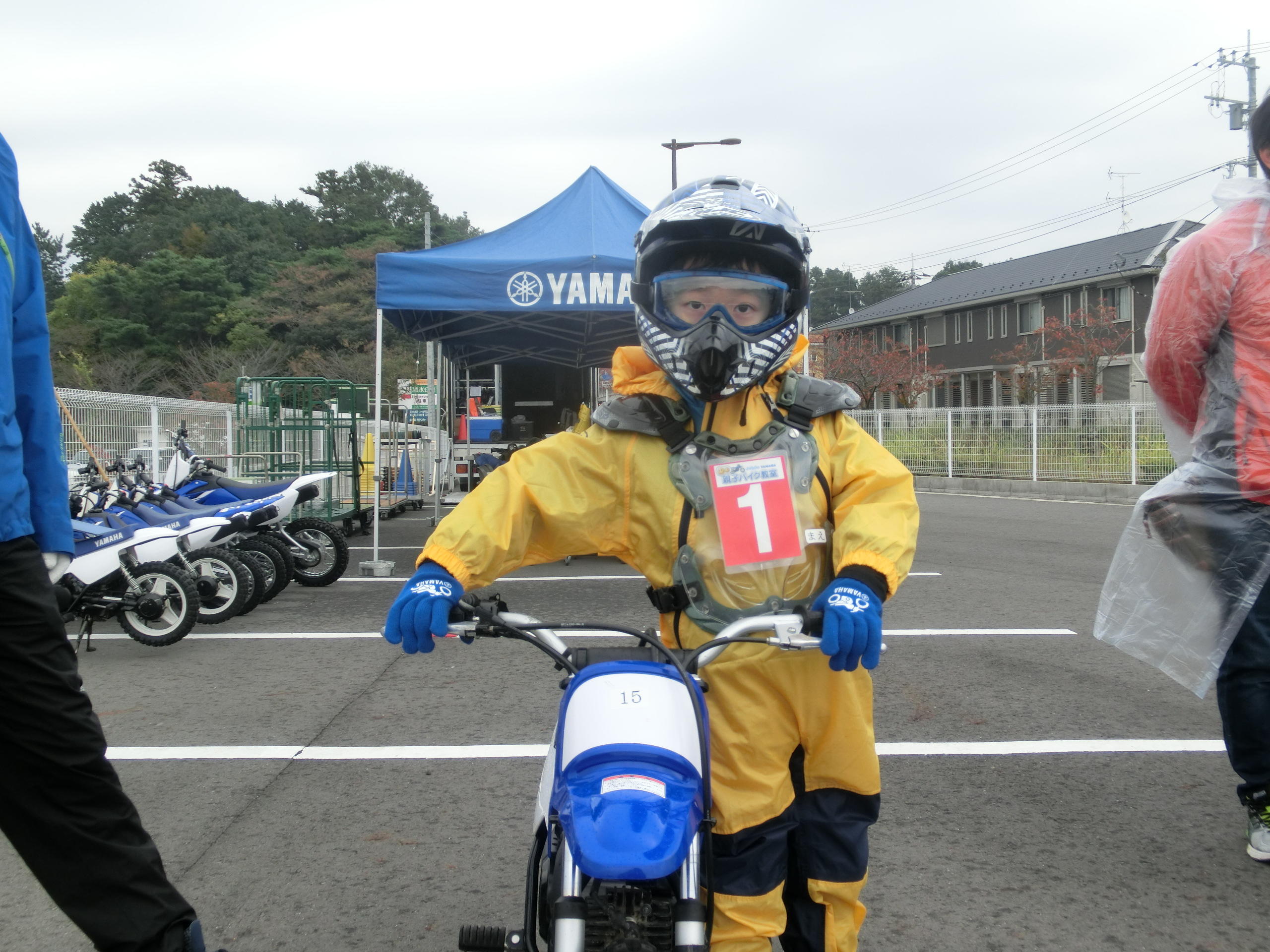 ヘルメットをお父さん、お母さんにかぶせてもらいバイクの側に立ったら、もう気分はレーサー！かっこいいぞ～！