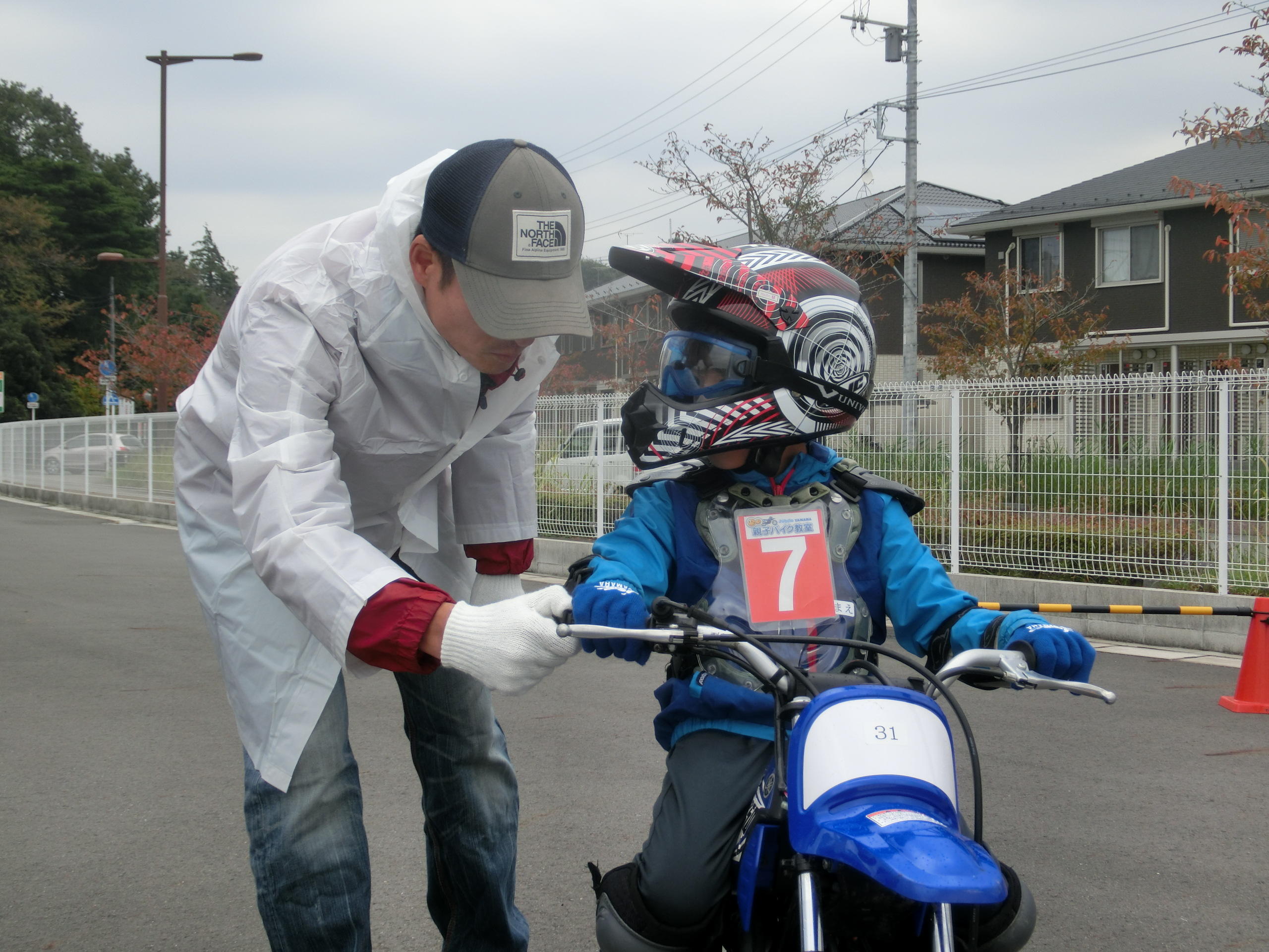 「アクセルはじわ～っと回すんだよ。この感覚、分かるかな？」親子バイク教室というだけあって、お父さん、お母さんにはインストラクターの指導のもと直接お子さんにアドバイスをしていただきます