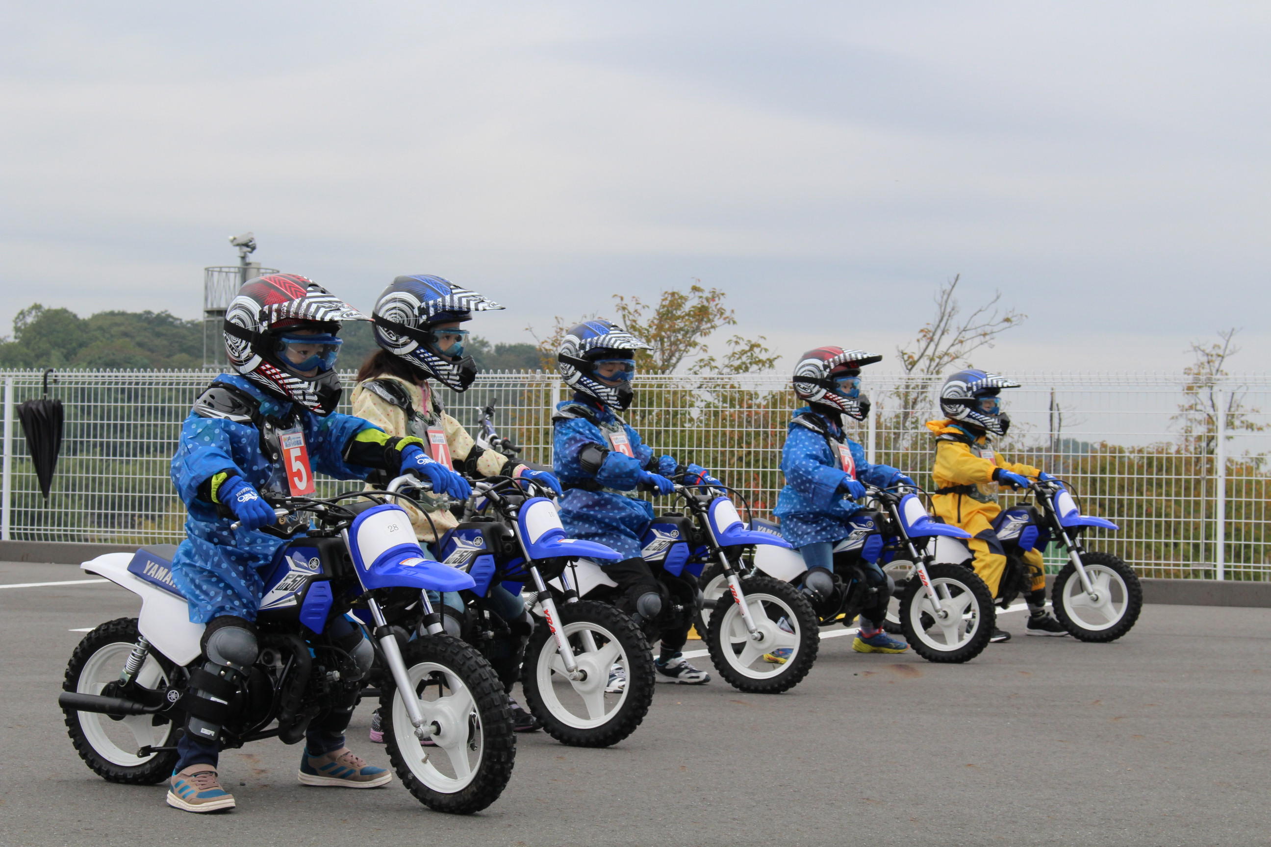 みんなバイクで待つ姿もサマになってきた～！発進の際も、必ず右後ろの後方確認をしてから発進できていました＾＾