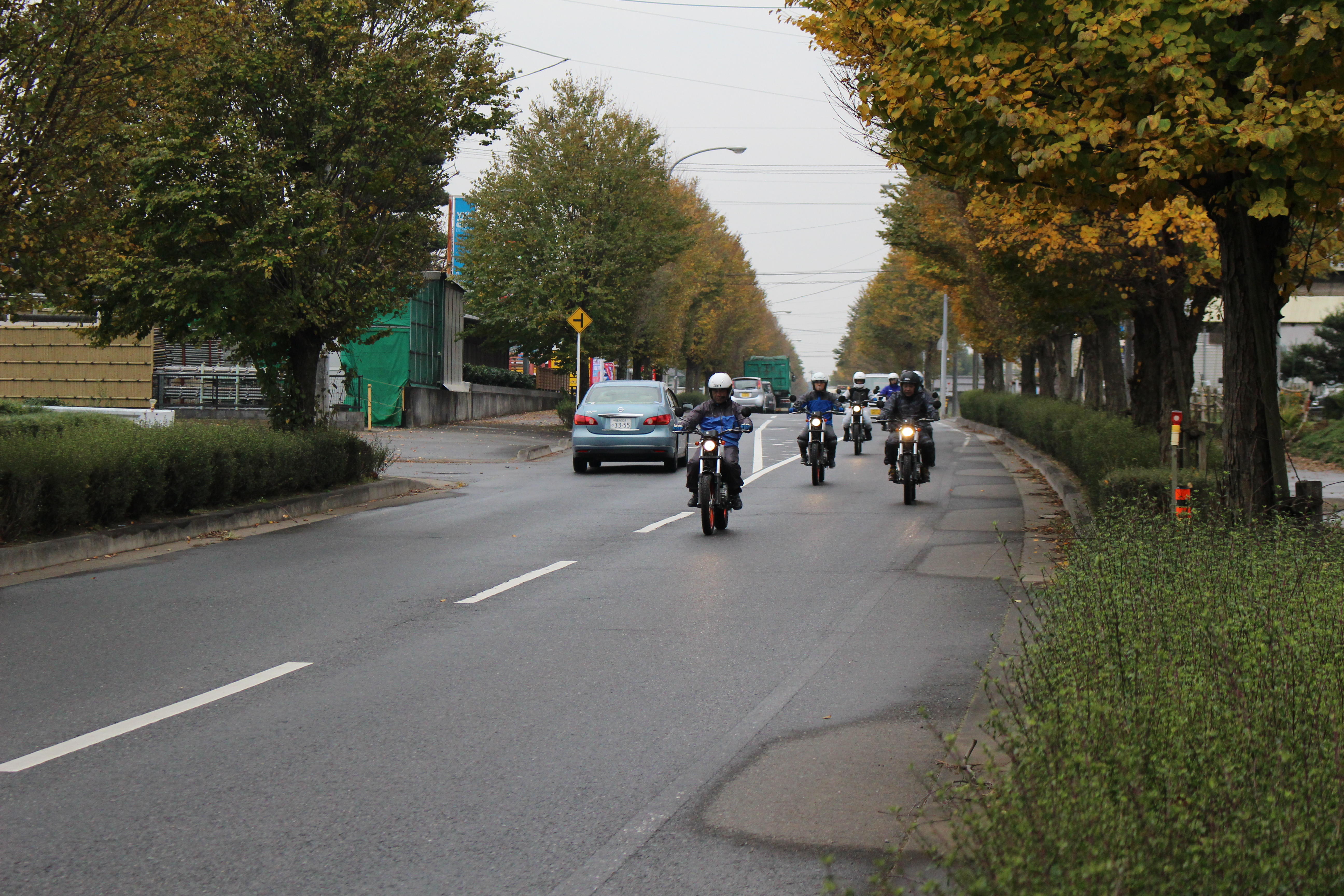 皆さん安全に正しくバイクで走れています◎　でもでも今回走っている方々、実はレッスン開始前は、「今年免許を取得したばかりで公道が不安」「２５年ぶりのリターンで久々のバイクが怖い...」という基本操作に不安がある方々だったのです。