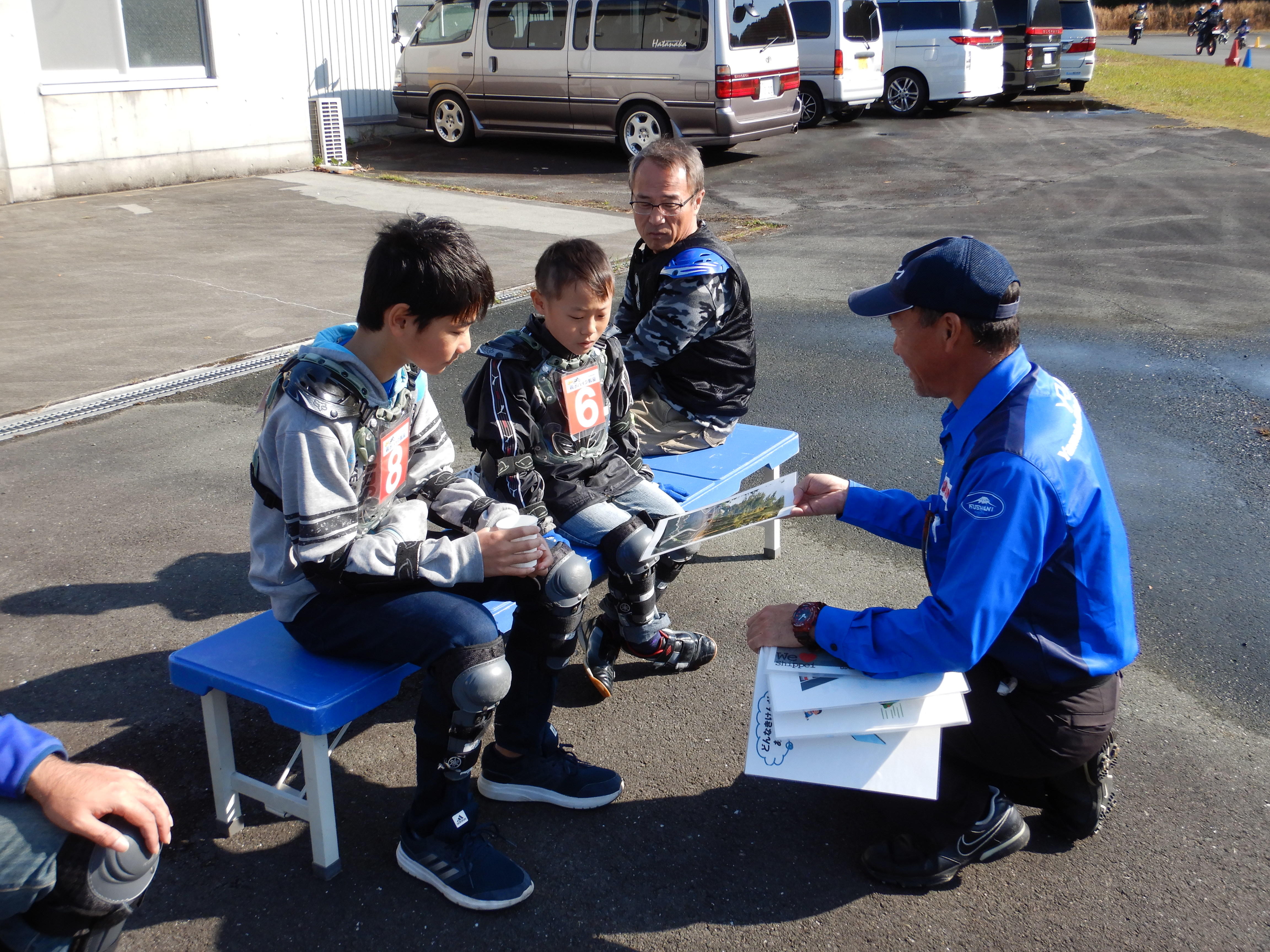 イベント概要親子バイク教室では、トライコースと同じく「交通安全紙芝居」を実施。これ、すっごくためになるポイントがあって...。一般的な交通安全教育って「歩行者として気をつけること」を習ったりするけれど、この教室では、<strong>「運転者の立場」を学ぶことができるの