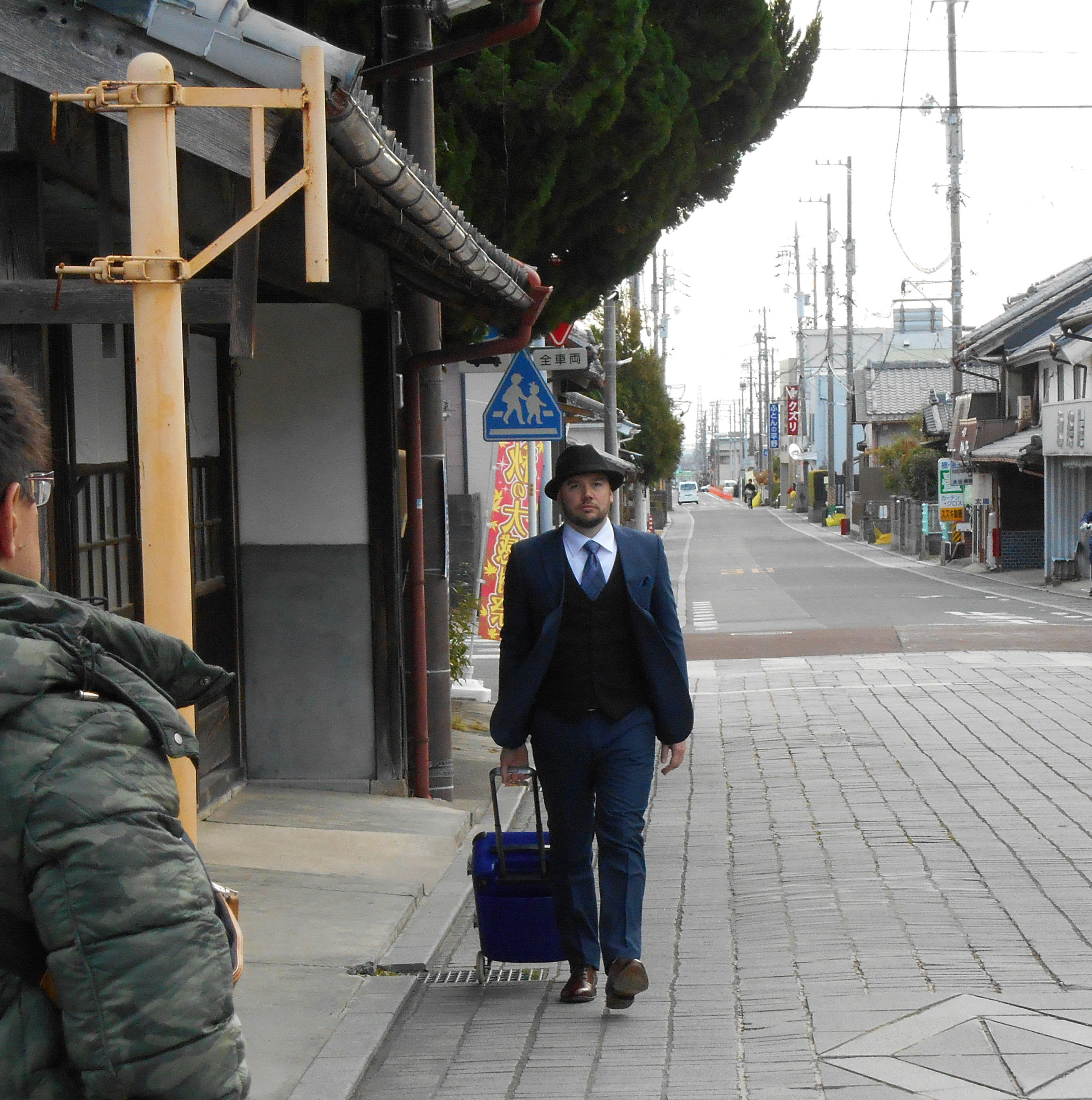 次の撮影場所へ移動し、和風な背景での撮影。