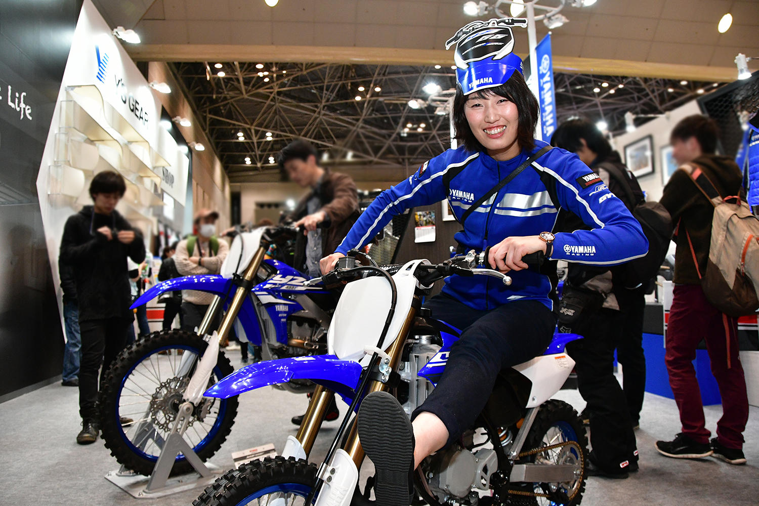 誰よりもその「YZ65」サンバイザーが似合うレディを発見！