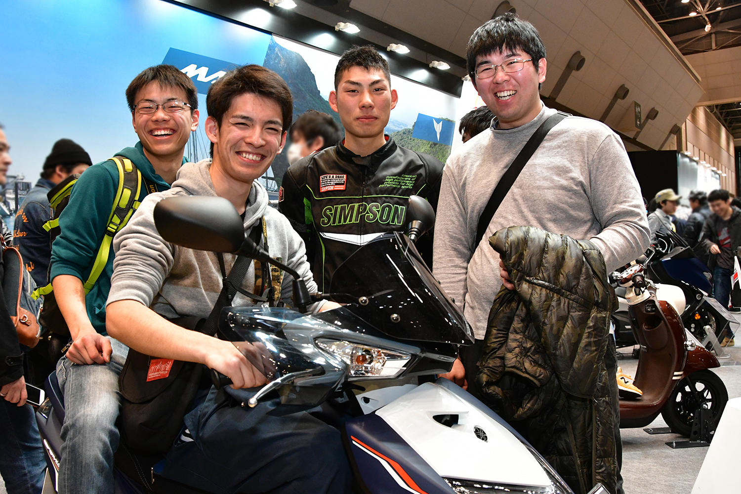 バイクを見たり触ったりするのが楽しくて仕方がないというオーラー全開の学生のみなさん。