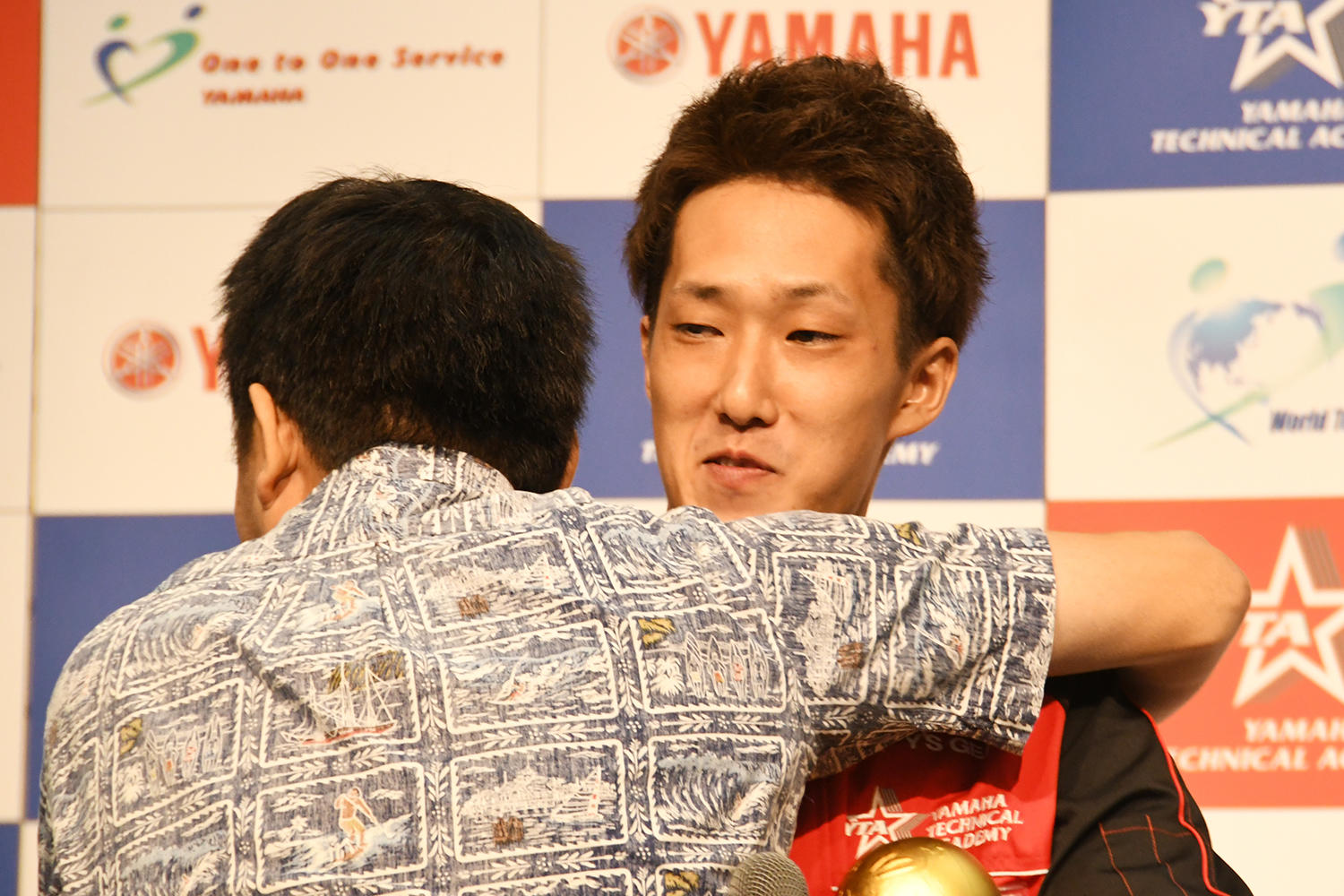 2016年のWTGPでチャンピオンになった瞬間を喜びあう金子社長（左）と鮫島さん
