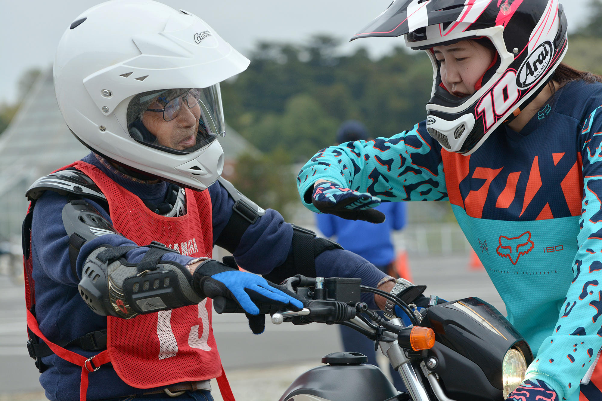 ロードバイクに乗っている人は、フロント頼みのブレーキングが多いのですが、未舗装路では、リアをしっかり使うほうが安定して止まりやすいことなど、一人ずつの乗り方をインストラクターがチェックし、その場で適切なアドバイス。