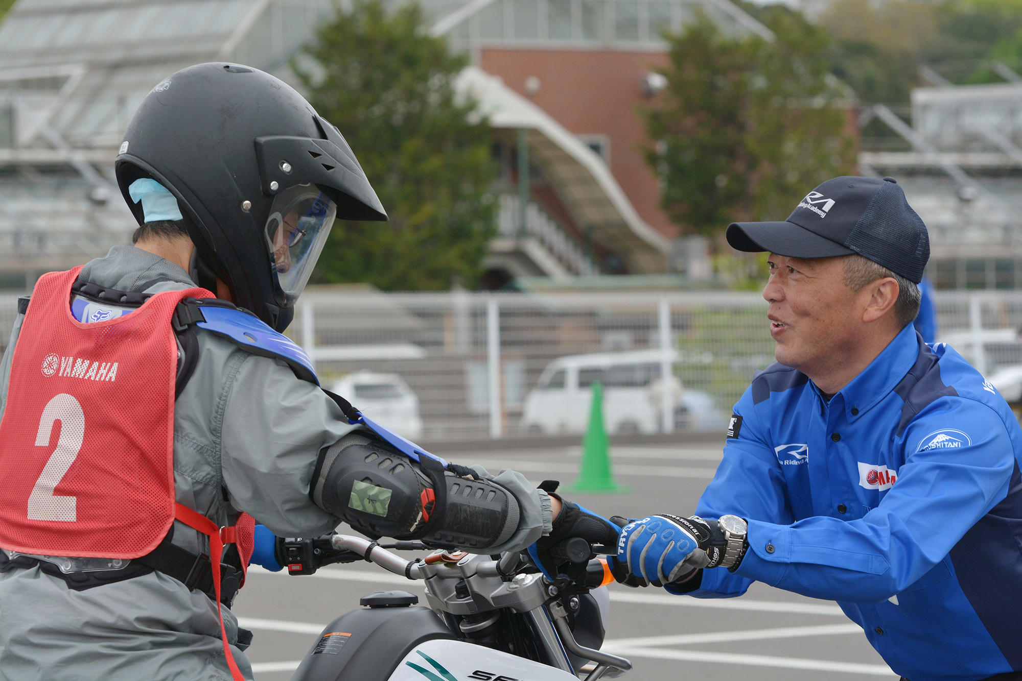 ロードバイクに乗っている人は、フロント頼みのブレーキングが多いのですが、未舗装路では、リアをしっかり使うほうが安定して止まりやすいことなど、一人ずつの乗り方をインストラクターがチェックし、その場で適切なアドバイス。