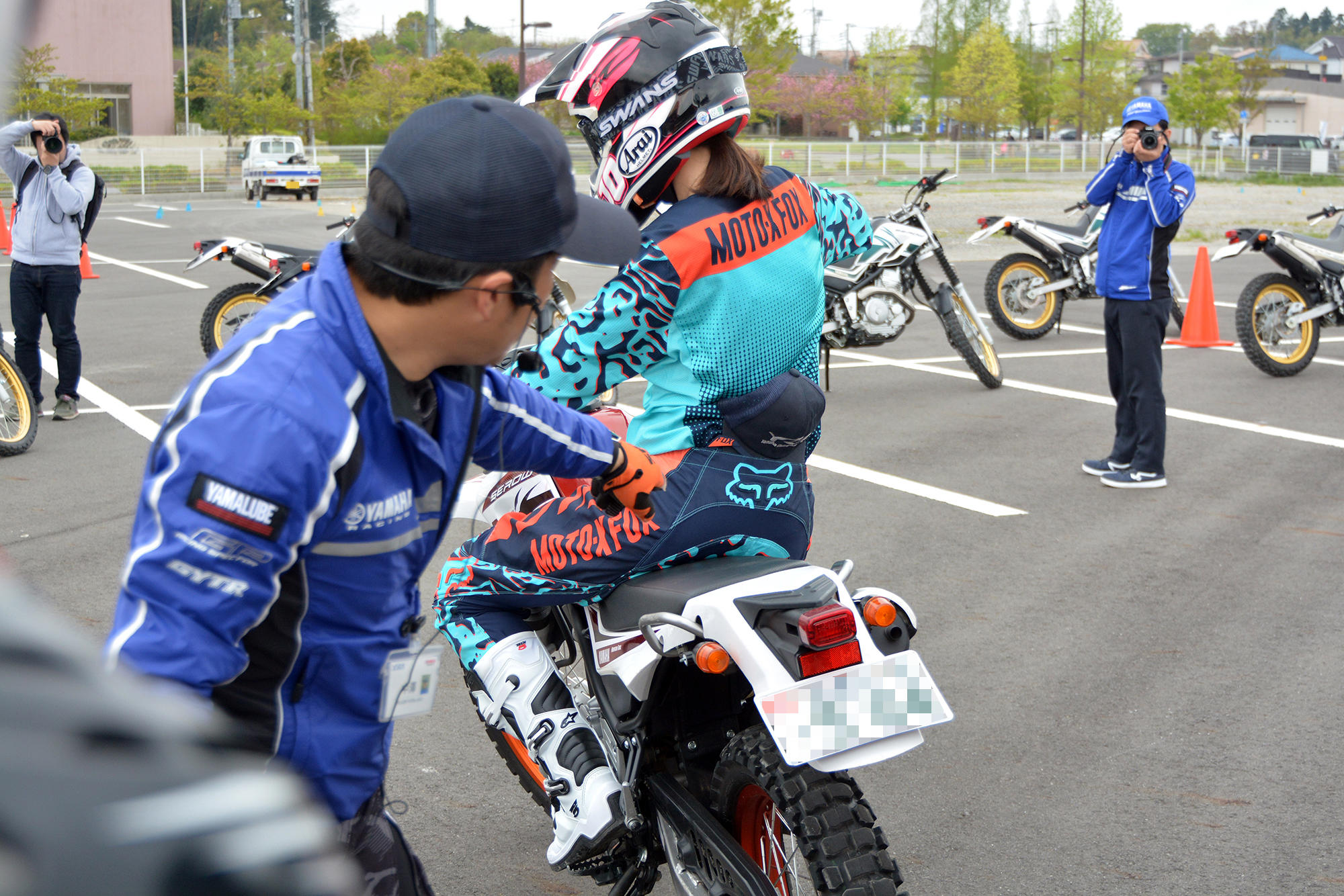 普段のコーナリングでは、たいていリーンウィズ（傾いた車体の中心線とライダーの上半身が一直線上にある乗り方）だと思いますが