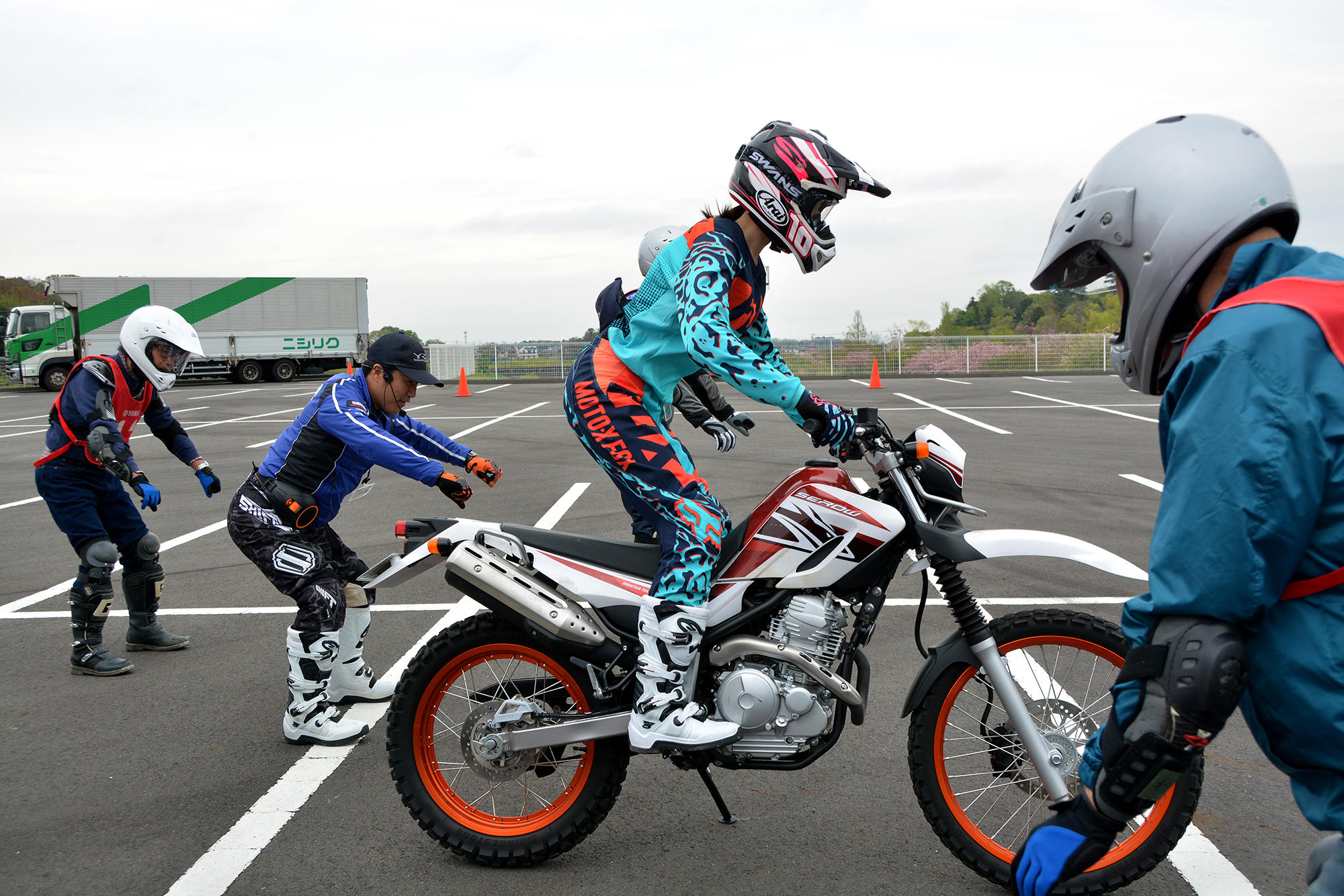 バイクに立って乗るの！！！！って思いますよね。オフロードでスタンディングするのは