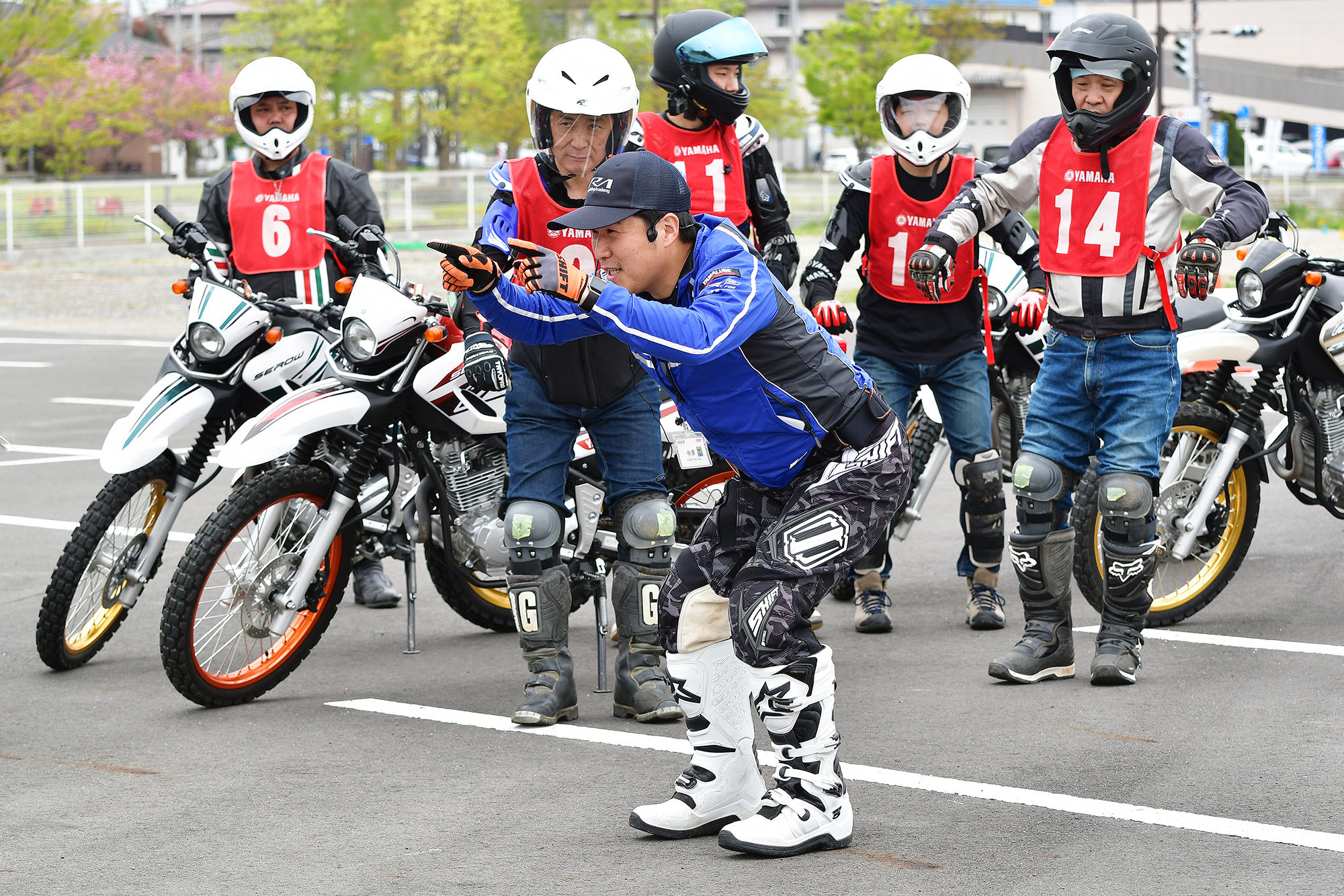 しっかり前を見てニーグリップし