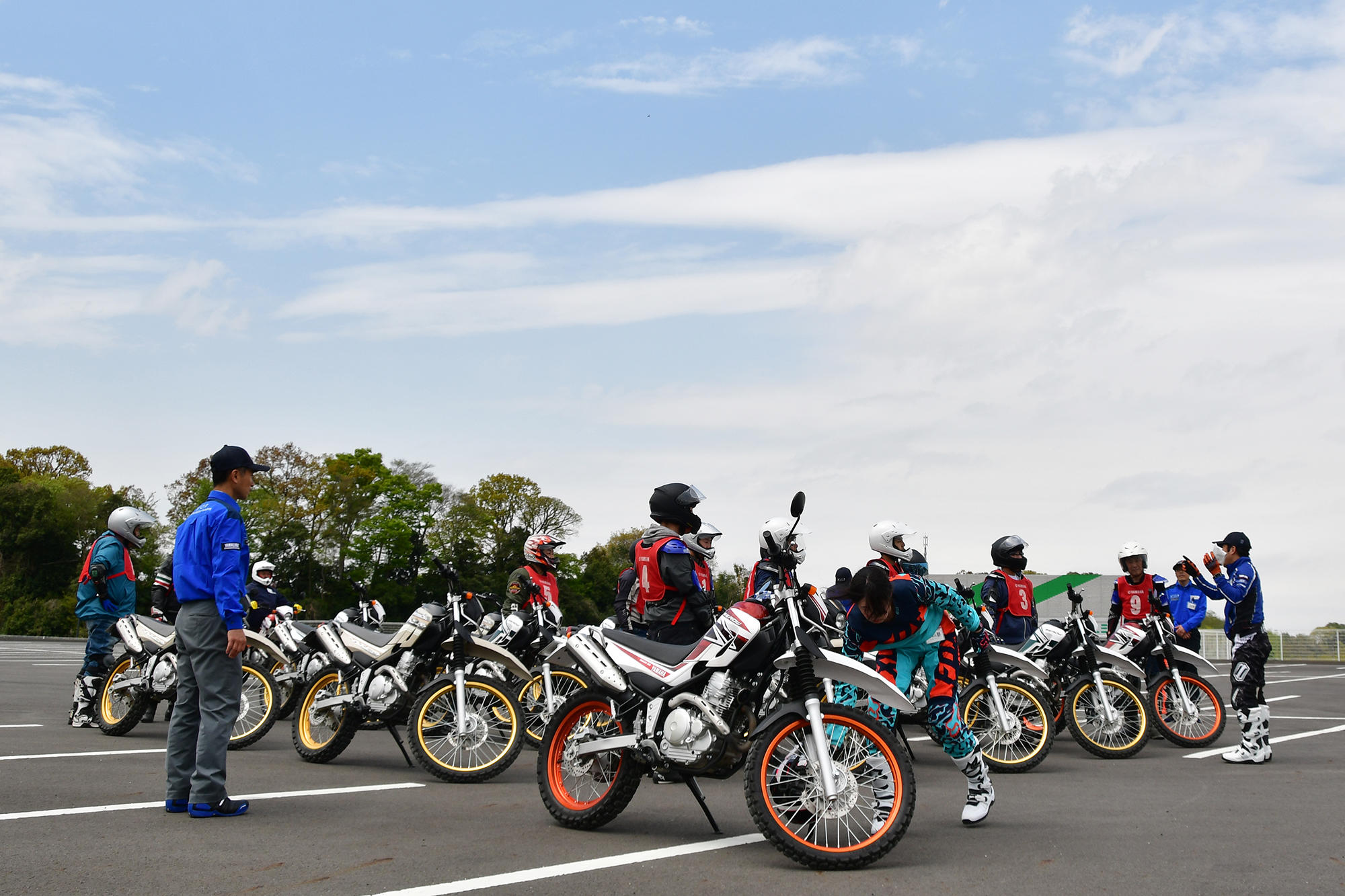 午前のレッスン終了。馴れないバイクでの馴れない走行に、少しお疲れの方もいらっしゃったようですが、充実した疲労感とでもいいますか、満ち足りた雰囲気です。