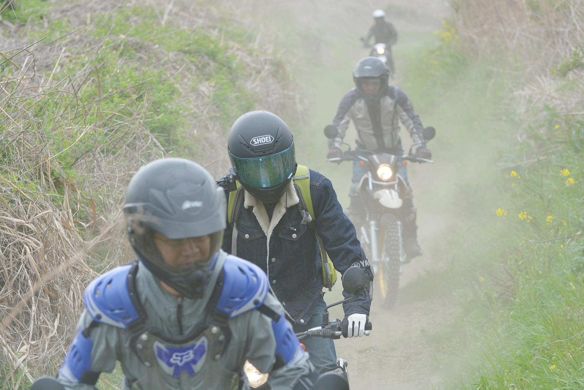 でこぼこした路面状況もなんのその！　午前中のレッスンで習得したスタンディングで、時にリーンアウトで進んでいきます。