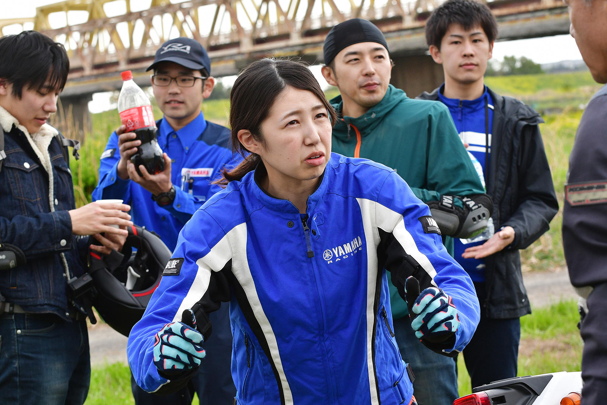 休憩時間を使って、実際に未舗装路を走ってみて気づいた点や疑問をインストラクターに質問する熱心な参加者の方も。<br />
インストラクターや参加されているみなさんと気軽にコミュニケーションがとれる雰囲気も、YRAの特徴なんですよ。