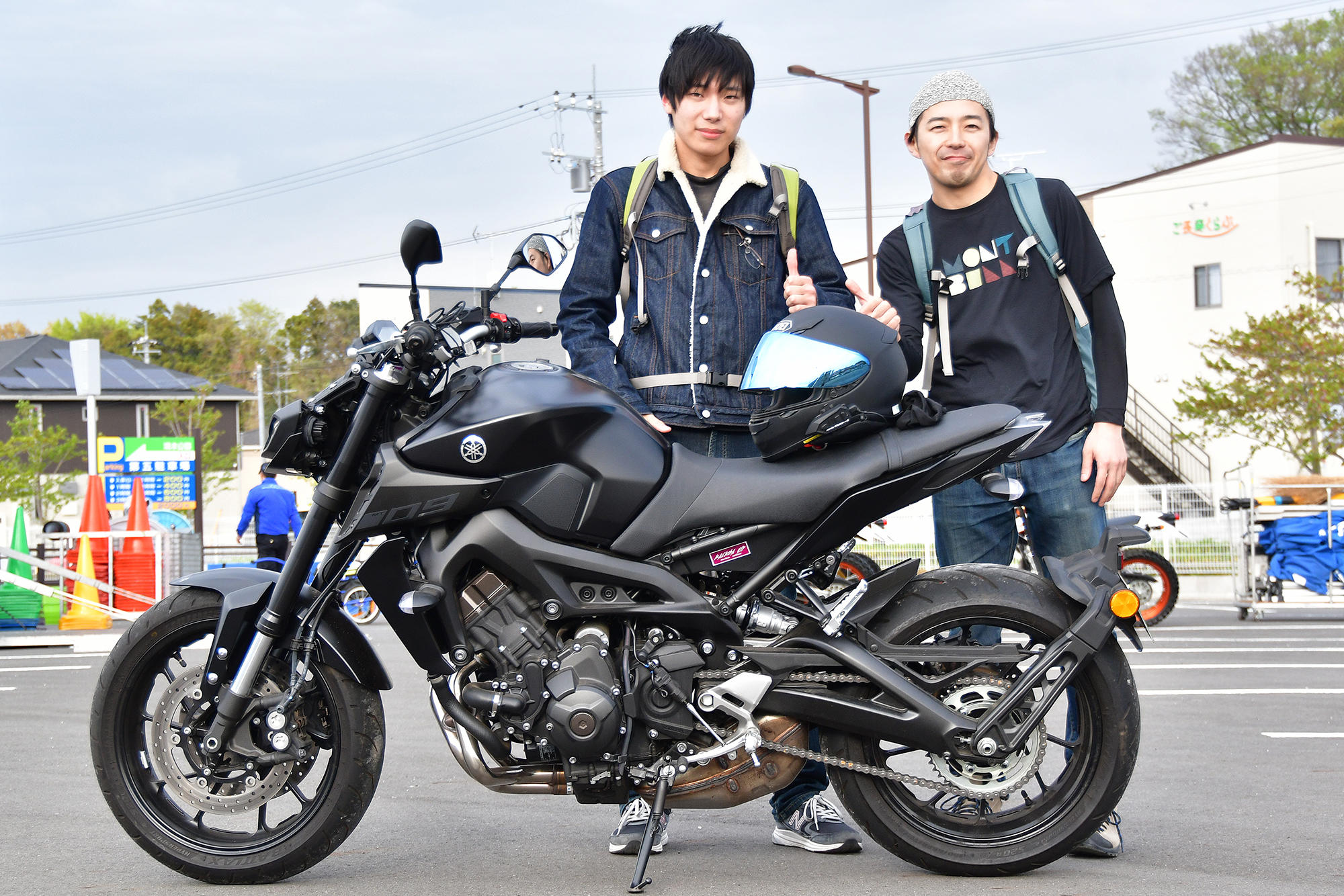 左：バイク歴1年で「MT-09」オーナーの学生さん「旅にキャンプとバイクは男のロマンです」