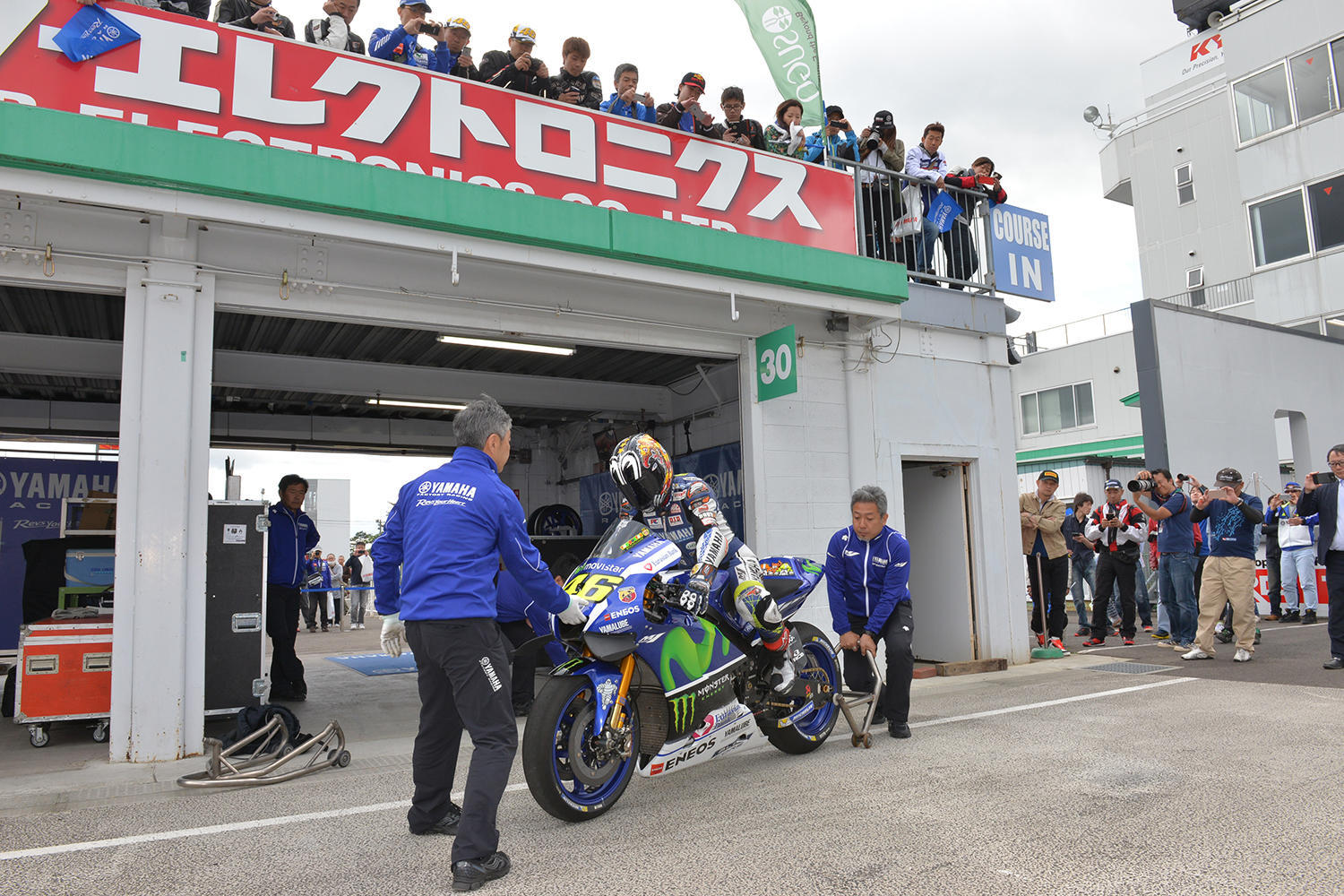 R1を走らせたら日本一の中須賀選手によるMotoGPマシン「YZR-M1」のデモンストレーション走行や