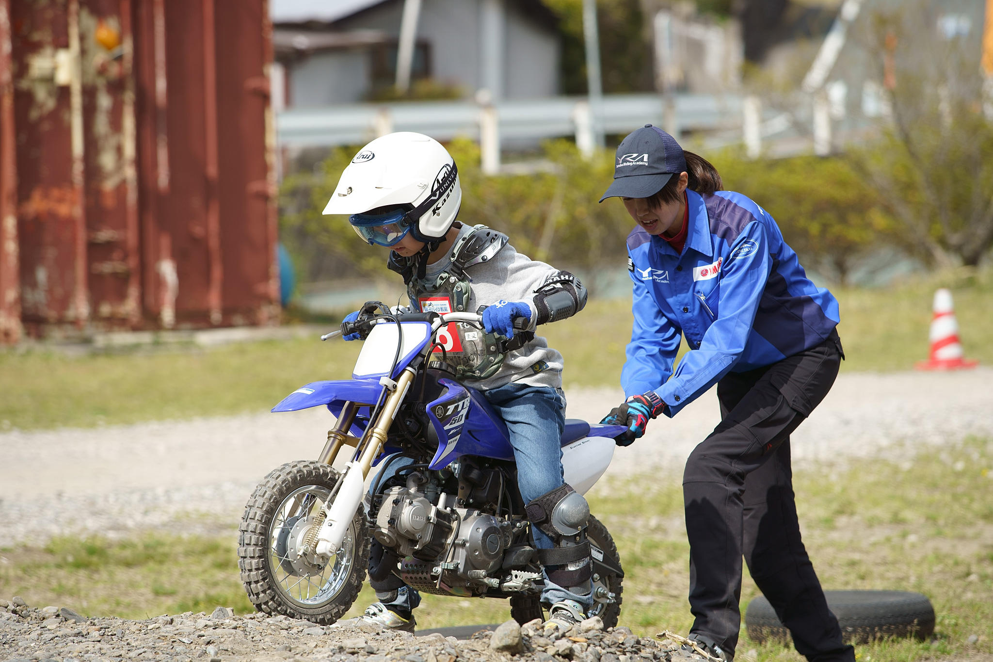 子供たちはこんな大きな山にも臆することなく、時には後ろから押してもらい