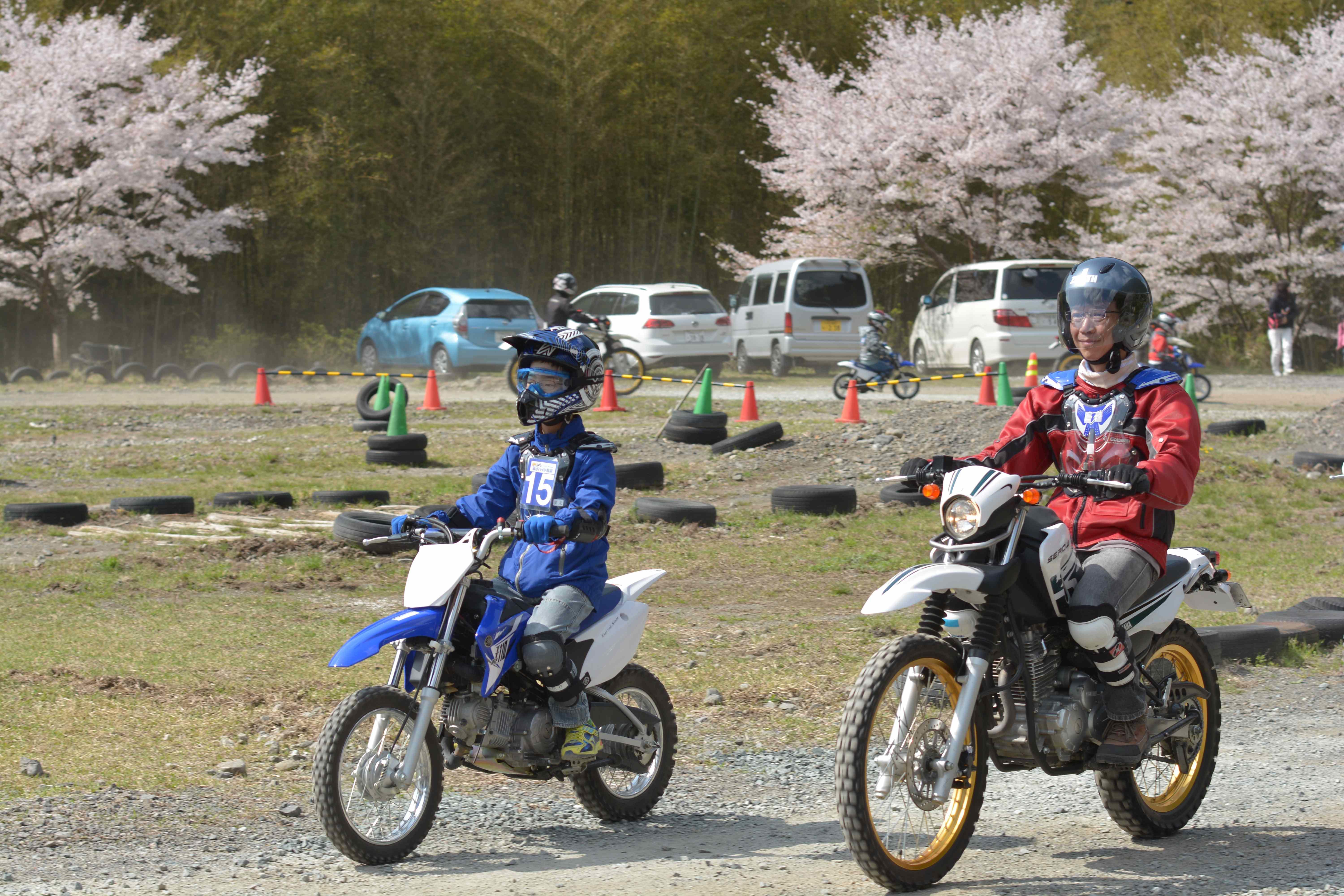 「親子一緒に...子供以上に楽しませてもらいました！自分の趣味の延長で参加してみた親子バイク教室ですが、毎回綺麗に整備されたマシンと装具が準備され、丁寧な指導に加え、写真のサービスまであり、息子と一緒に本当に楽しんで参加することができました。大人のレッスンもぜひ参加したいと思います。帰ったらエントリーします！」