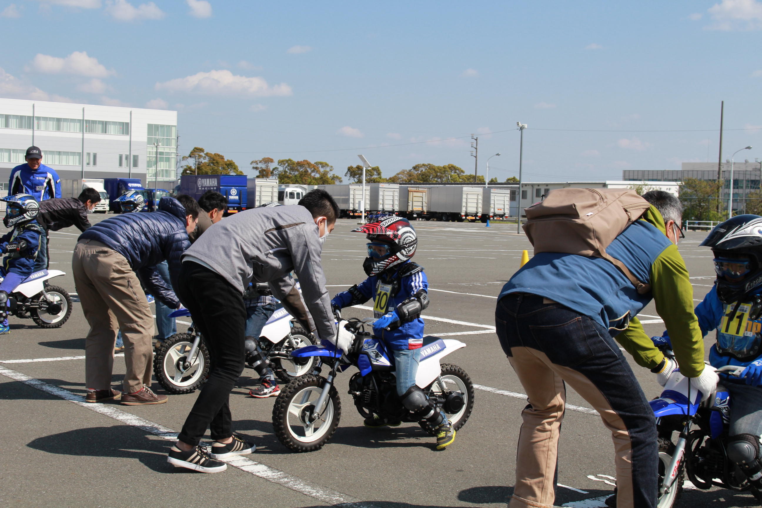 初めてバイクに乗る娘にとって、アクセルを一定に保つことは難しい。「ブーーン」というエンジン音に耳を澄ませ、僕の「戻して!」という掛け声に合わせ、アクセルをすばやく戻す練習だ。