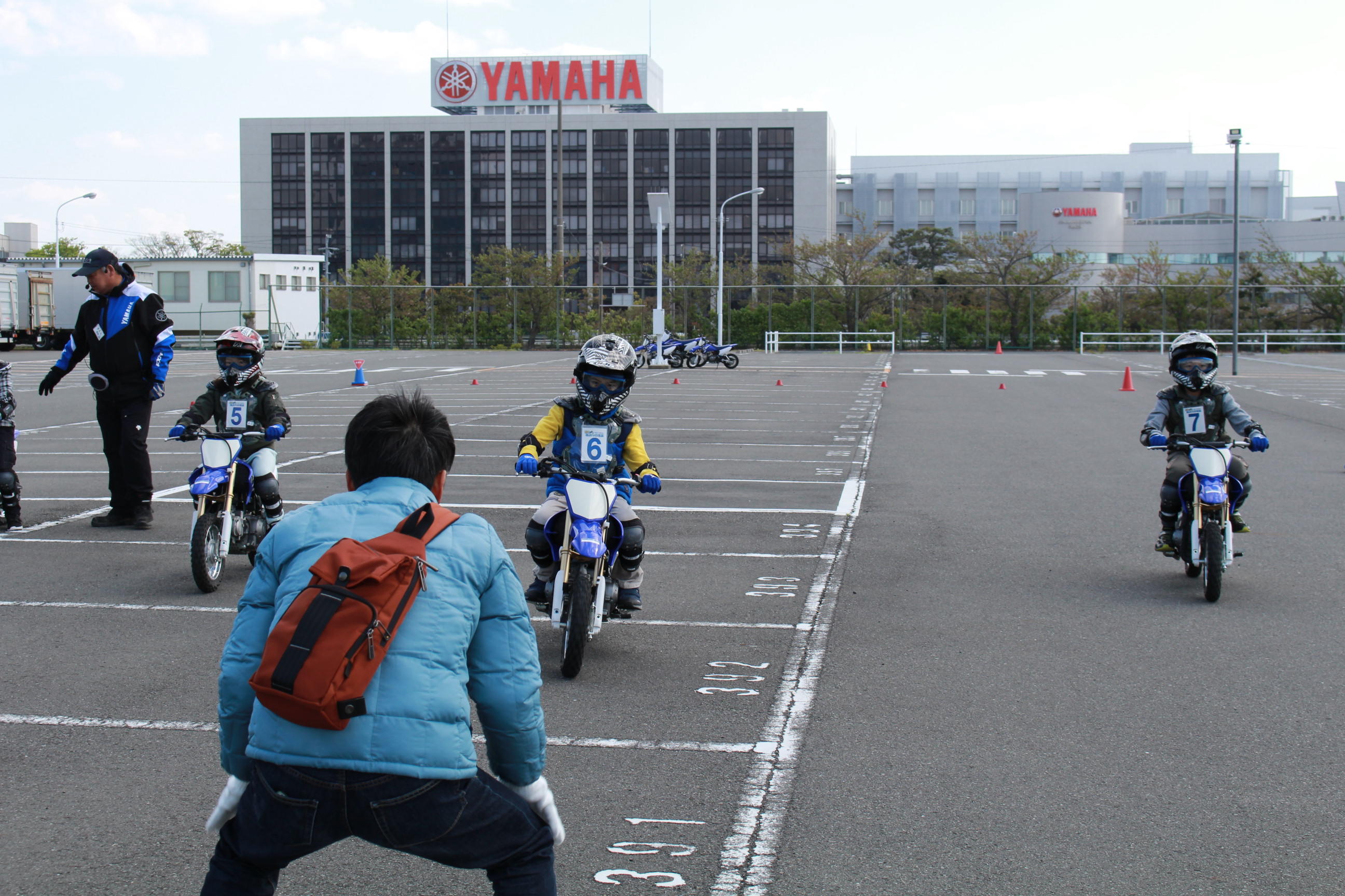 親の合図でバイクを走らせる子供たち。スタート地点から段々と近づいてくる娘を見て、赤ちゃんの頃のハイハイ姿を思い出した。