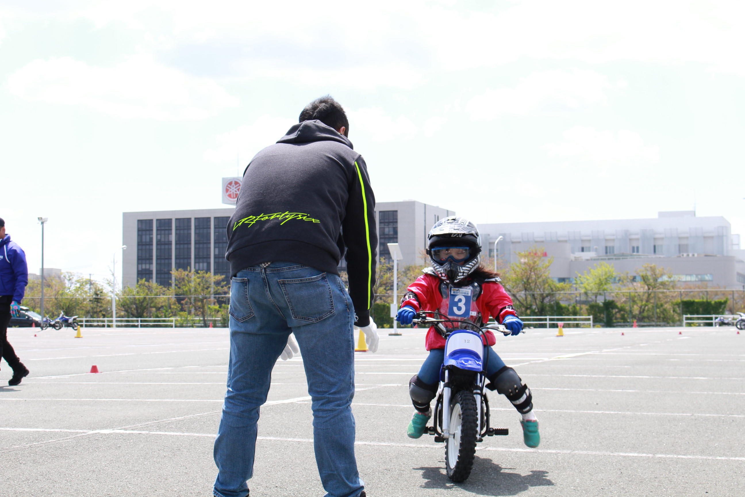 目の前にいるのは一人でバイクを走らせる娘。あの頃からずいぶんと成長したなあ...