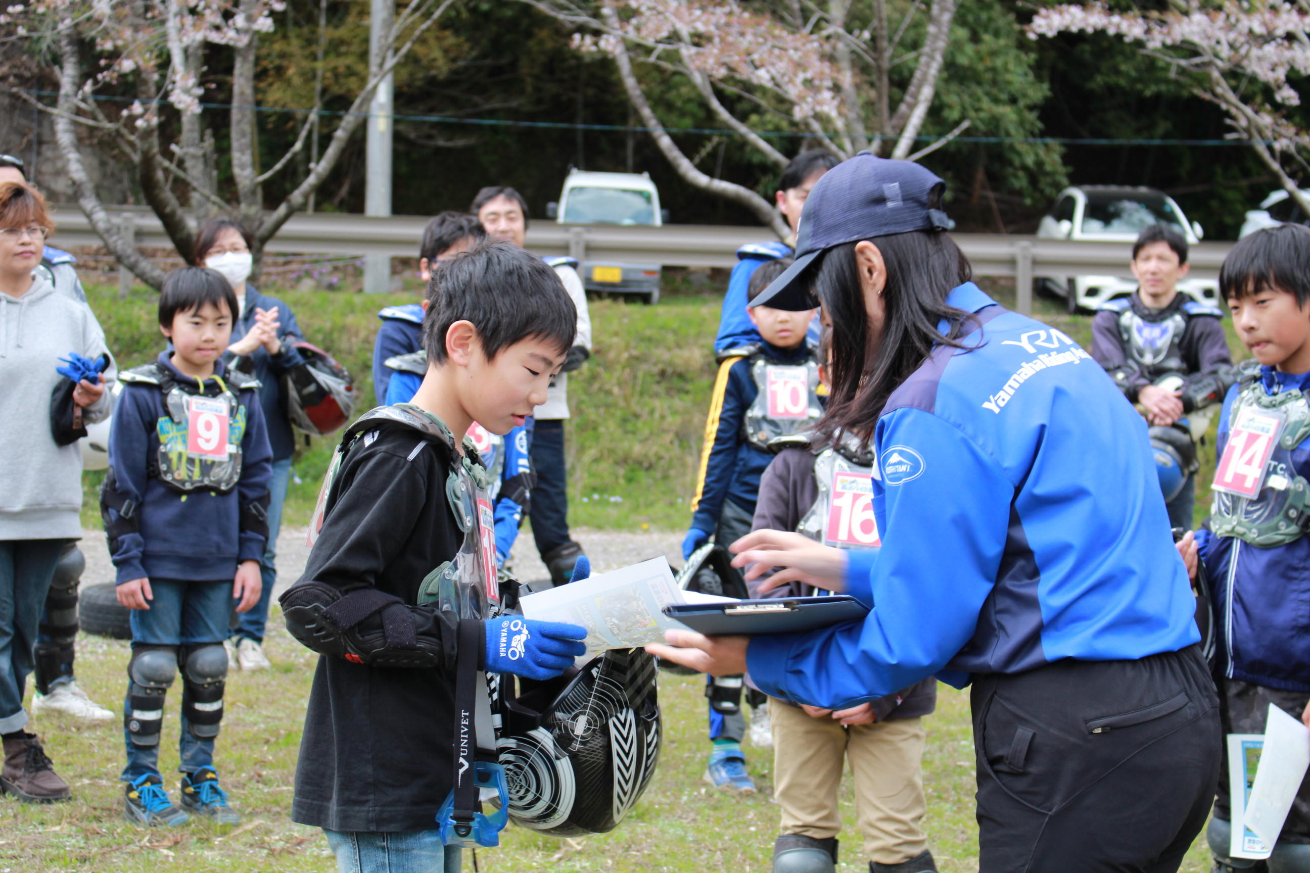 教室の最後に、西森インストラクターから教室での思い出がつまったアルバムを贈りました。