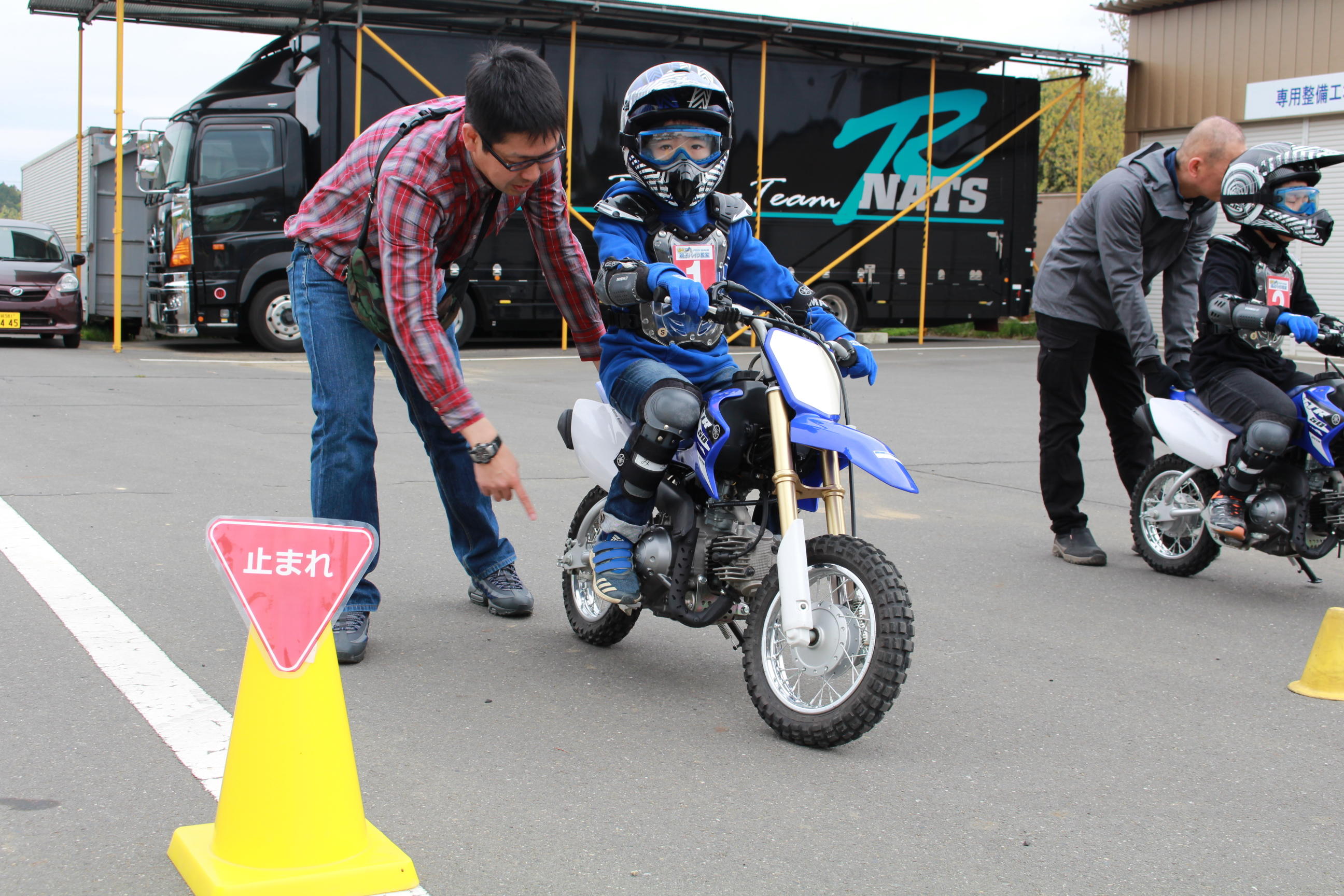 高学年の子達が乗るTTR50は、大きなバイクと同じで右足のペダルが後ろのブレーキです。