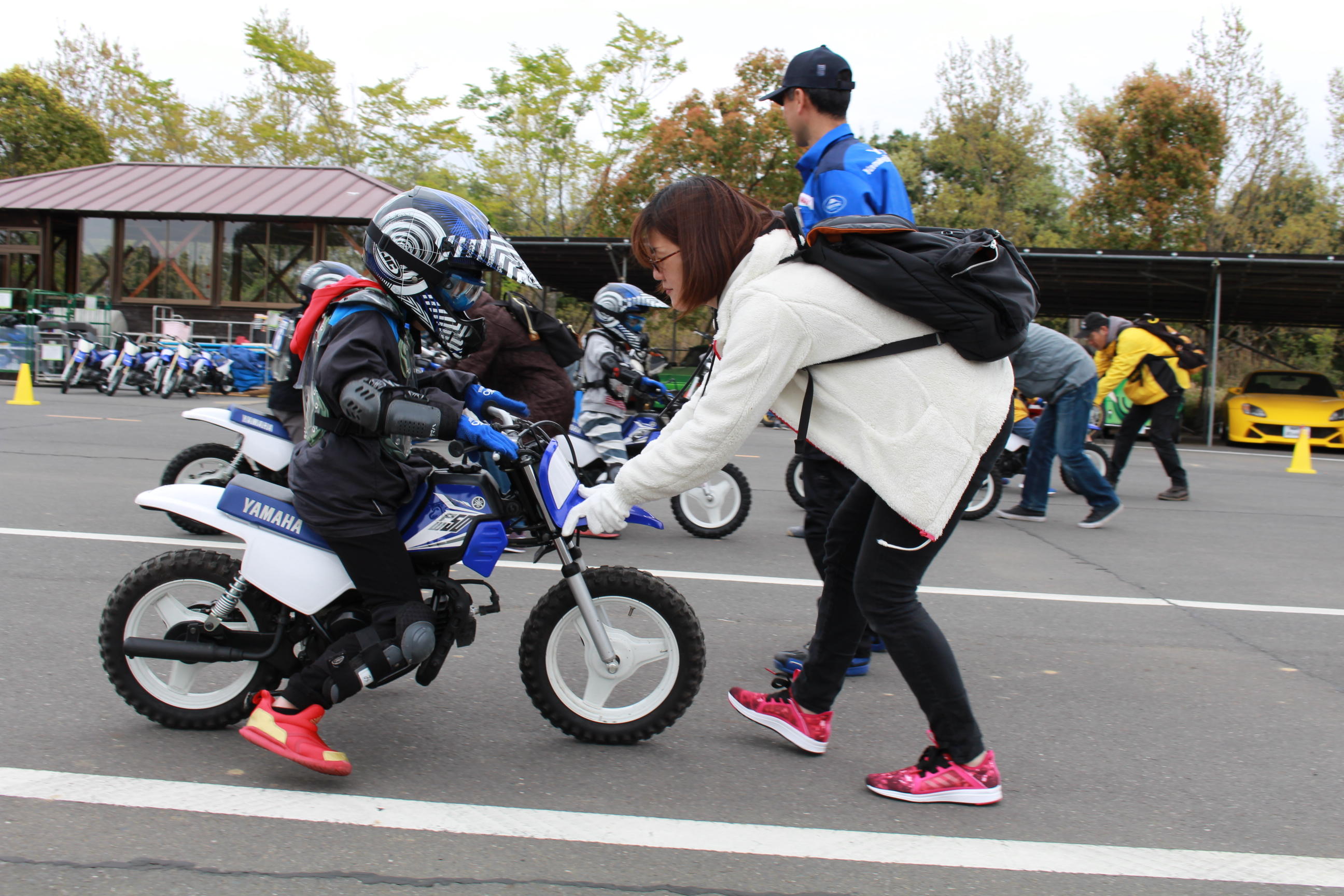 お父さんお母さんも、お子さんと同じ目の高さで教えて安心感を与えながら