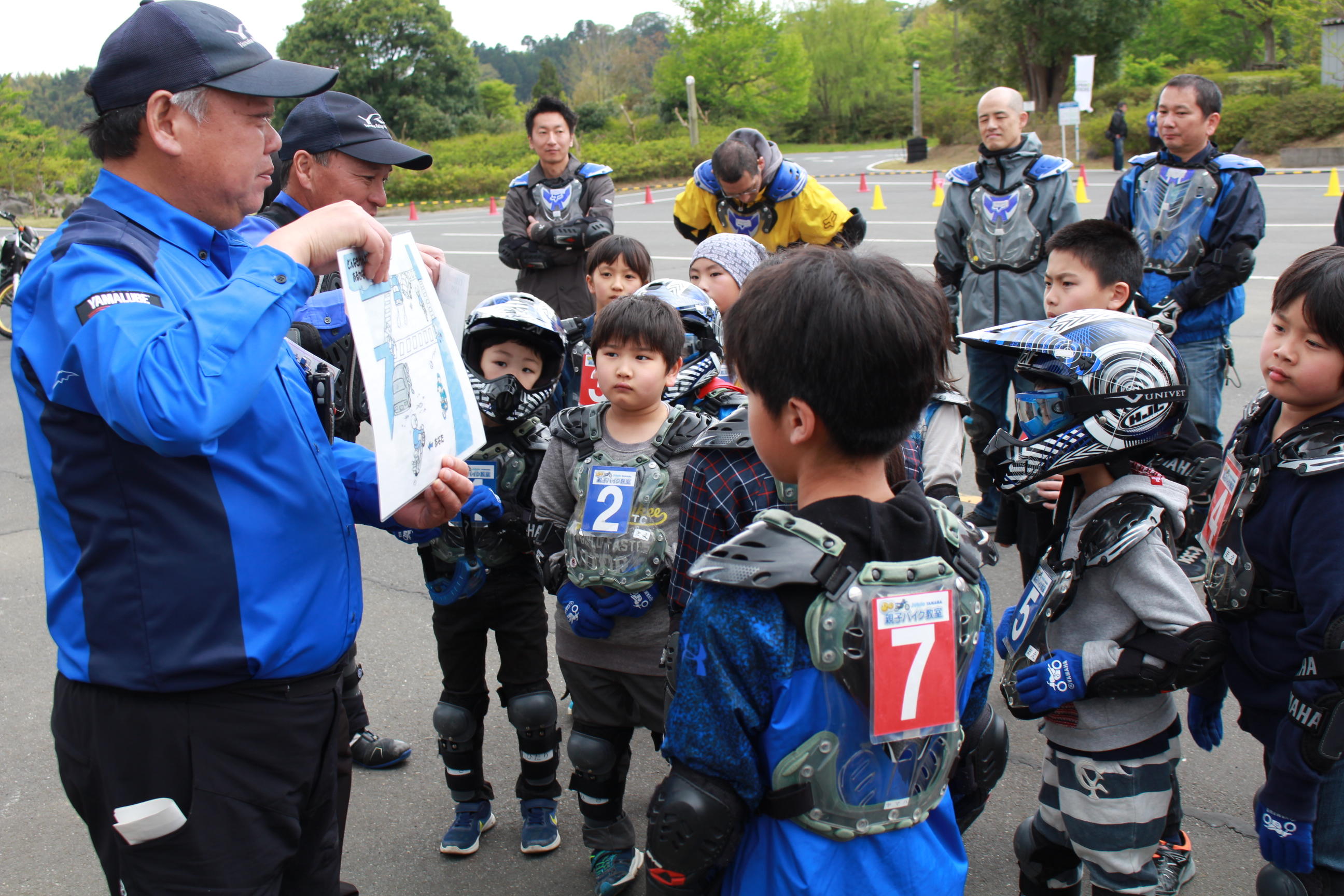 普段の通学や友達の家に遊びに行く際にも役に立つ、いろんな危険予測を、みんなにどんどん挙げてもらいました。