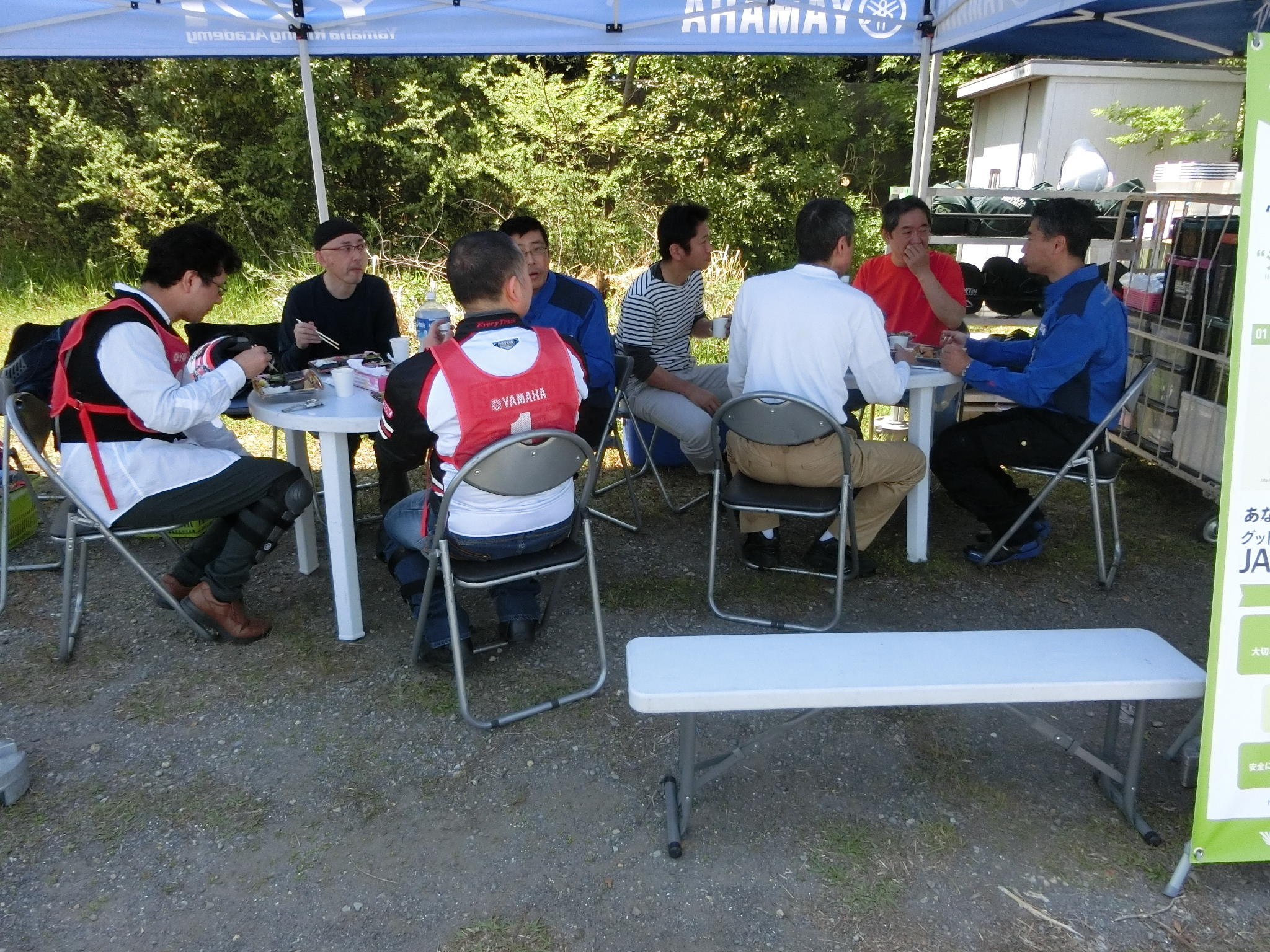 お昼休みの食事中でもスタッフがライディングの悩みやオートバイライフについて幅広くアドバイスします